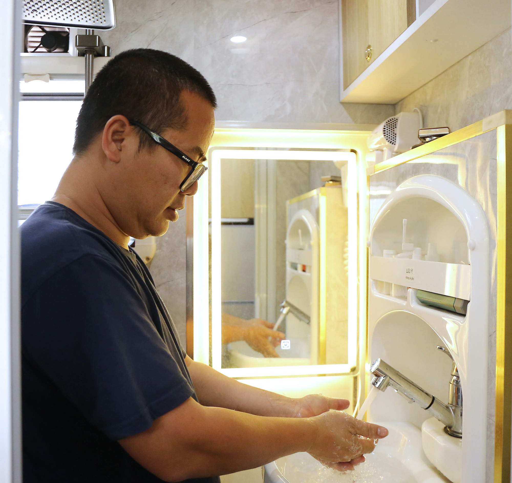 Choáng ngợp với cảnh tượng bên trong chiếc xe “ngôi nhà di động” tiền tỷ của người đàn ông Hà Nội đam mê du lịch- Ảnh 10. Choáng ngợp với cảnh tượng bên trong chiếc xe “ngôi nhà di động” tiền tỷ của người đàn ông Hà Nội đam mê du lịch- Ảnh 10.