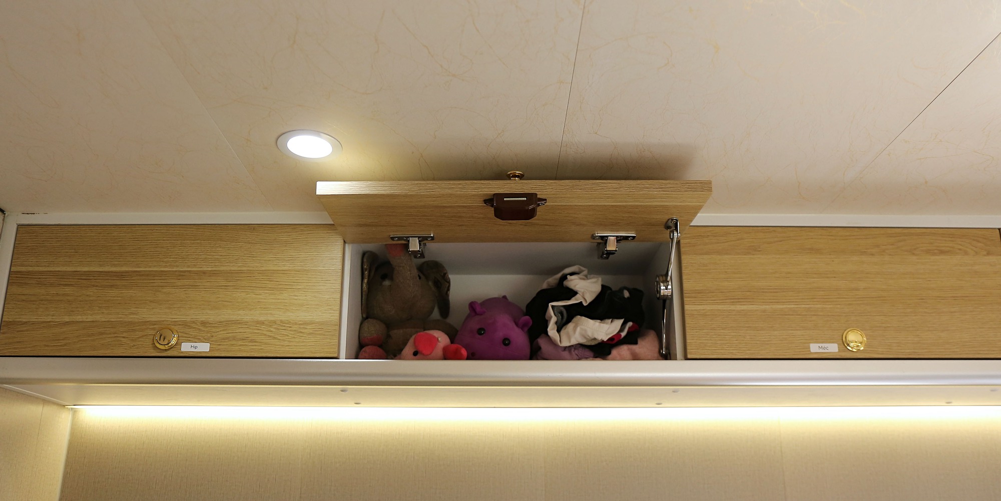 Choáng ngợp với cảnh tượng bên trong chiếc xe “ngôi nhà di động” tiền tỷ của người đàn ông Hà Nội đam mê du lịch- Ảnh 18. Choáng ngợp với cảnh tượng bên trong chiếc xe “ngôi nhà di động” tiền tỷ của người đàn ông Hà Nội đam mê du lịch- Ảnh 18.