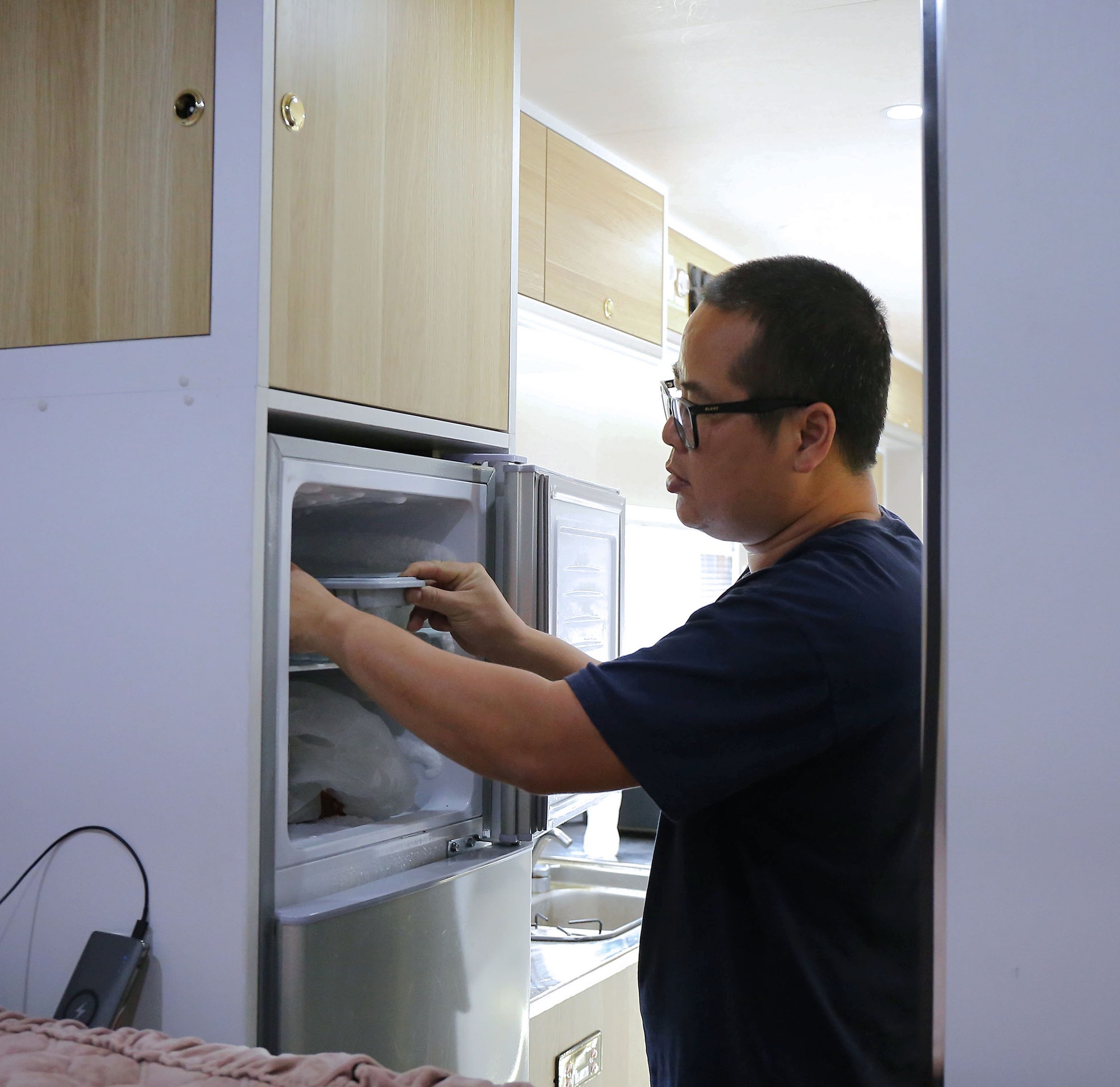 Choáng ngợp với cảnh tượng bên trong chiếc xe “ngôi nhà di động” tiền tỷ của người đàn ông Hà Nội đam mê du lịch- Ảnh 14. Choáng ngợp với cảnh tượng bên trong chiếc xe “ngôi nhà di động” tiền tỷ của người đàn ông Hà Nội đam mê du lịch- Ảnh 14.