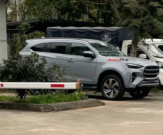 Đại lý báo Isuzu mu-X 2025 ra mắt Việt Nam tháng sau, cạnh tranh Everest bằng thiết kế mới long lanh, động cơ có thể gây tranh cãi- Ảnh 3. Đại lý báo Isuzu mu-X 2025 ra mắt Việt Nam tháng sau, cạnh tranh Everest bằng thiết kế mới long lanh, động cơ có thể gây tranh cãi- Ảnh 3.
