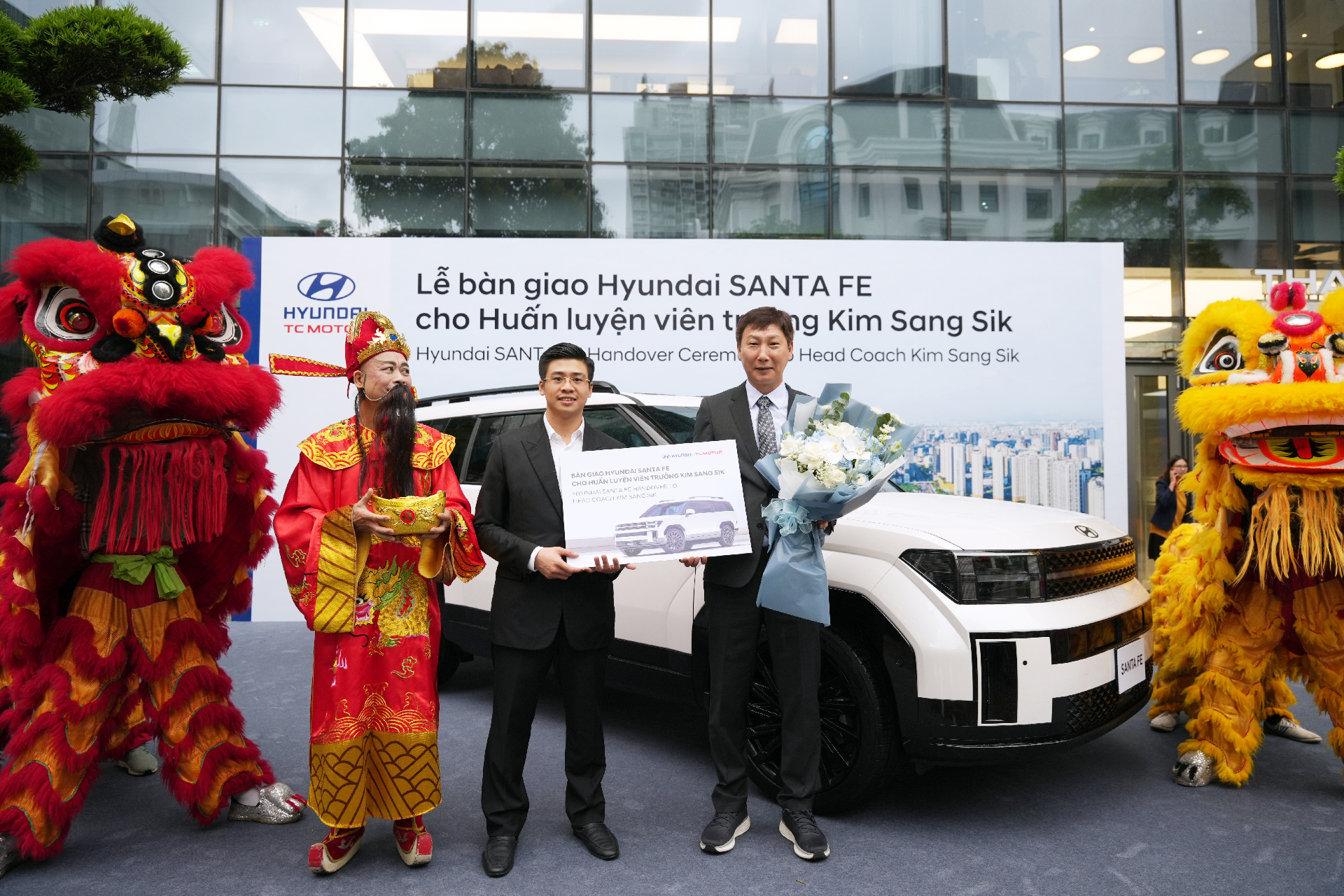 HLV Kim Sang-sik nhận bàn giao Santa Fe bản đắt nhất tại Việt Nam: 'Đã có 15 năm dùng xe Hyundai ở quê nhà'- Ảnh 1. HLV Kim Sang-sik nhận bàn giao Santa Fe bản đắt nhất tại Việt Nam: 'Đã có 15 năm dùng xe Hyundai ở quê nhà'- Ảnh 1.