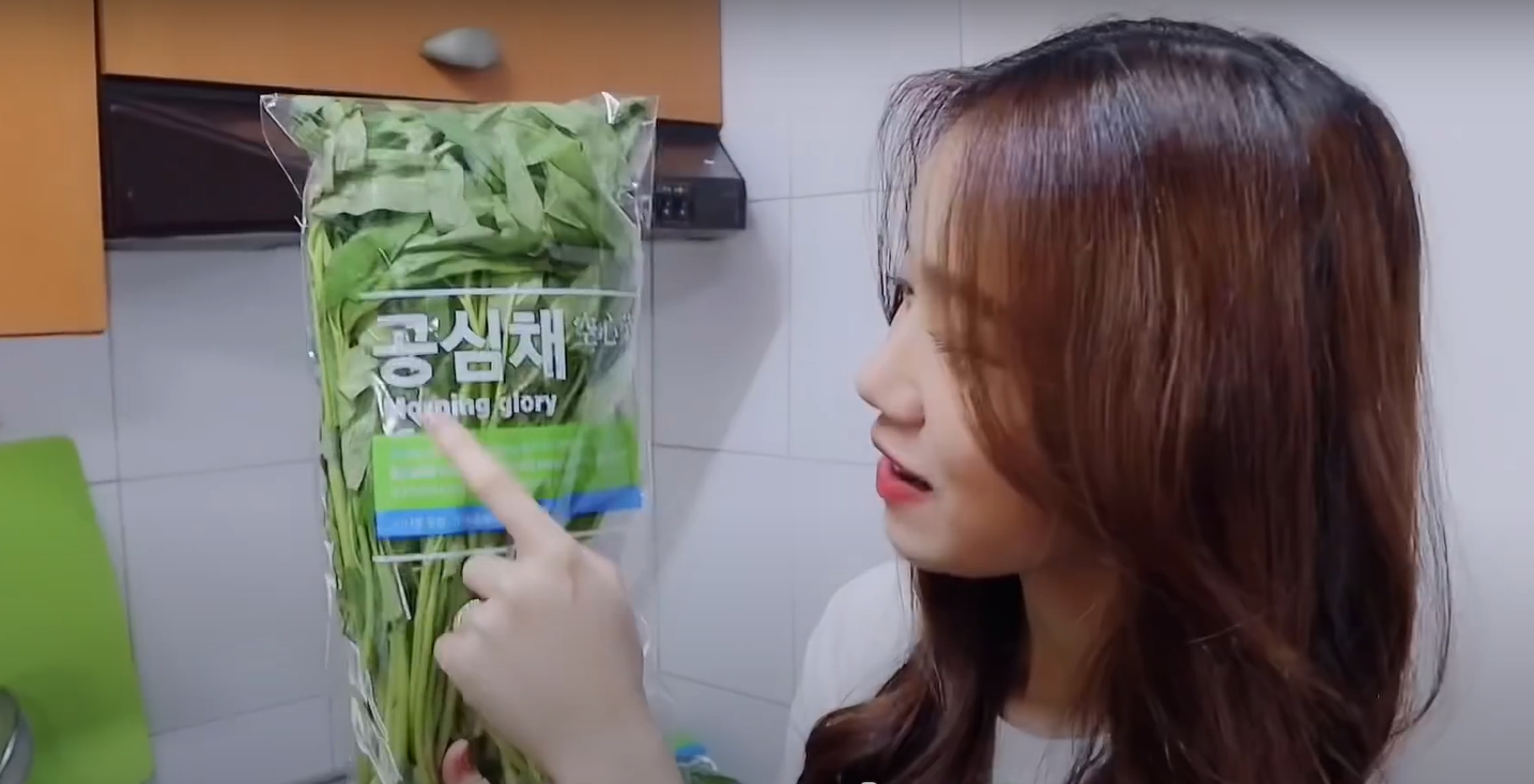 Khách Hàn lần đầu ăn rau muống xào Việt Nam, lập tức mê mẩn vì 2 lý do này- Ảnh 3. Khách Hàn lần đầu ăn rau muống xào Việt Nam, lập tức mê mẩn vì 2 lý do này- Ảnh 3.