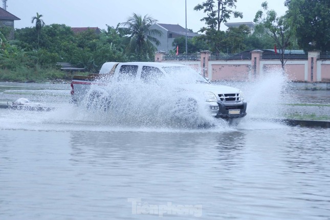 Miền Bắc, Bắc Trung Bộ mưa lớn đỉnh điểm- Ảnh 1. Miền Bắc, Bắc Trung Bộ mưa lớn đỉnh điểm- Ảnh 1.