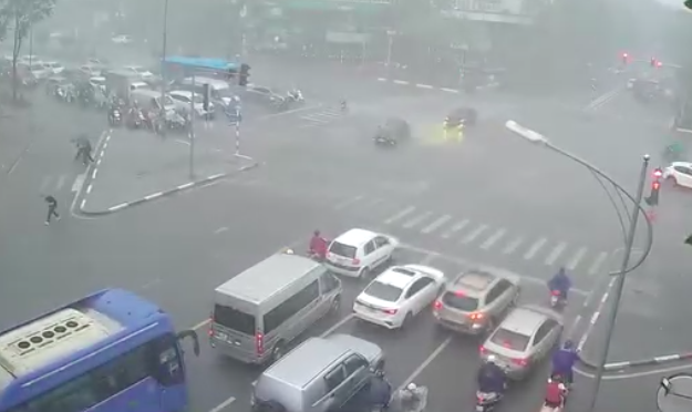 Hà Nội mưa to, cảnh báo ngập lụt nhiều quận- Ảnh 1. Hà Nội mưa to, cảnh báo ngập lụt nhiều quận- Ảnh 1.