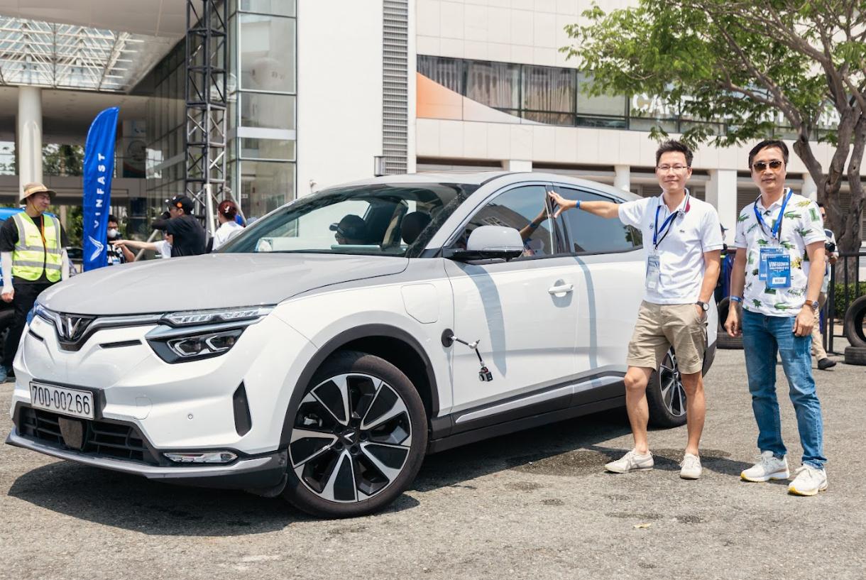 Chạy VinFast VF 8 vượt dốc cao, lội hố nước, người lái chia sẻ: ‘Không ngờ một mẫu SUV gia đình có thể đi như xe địa hình’- Ảnh 1.