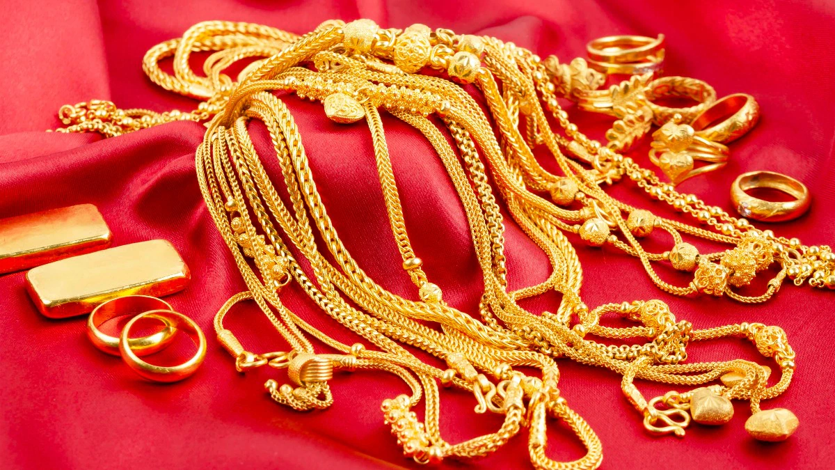 Tịch thu số vàng trị giá 4,6 tỷ đồng và lượng lớn tiền mặt dưới gầm giường 1 thợ hàn- Ảnh 1.