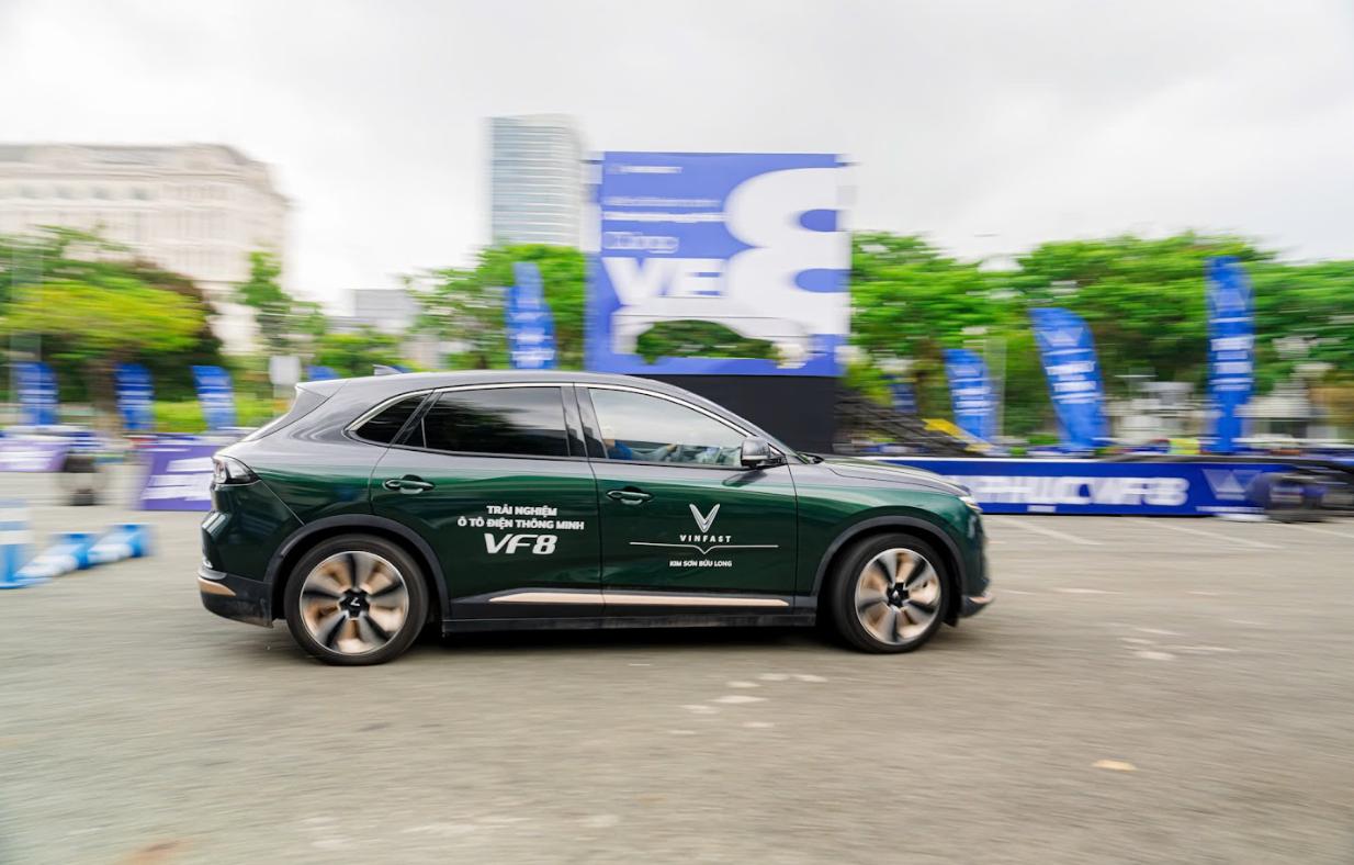 Chạy VinFast VF 8 vượt dốc cao, lội hố nước, người lái chia sẻ: ‘Không ngờ một mẫu SUV gia đình có thể đi như xe địa hình’- Ảnh 2.