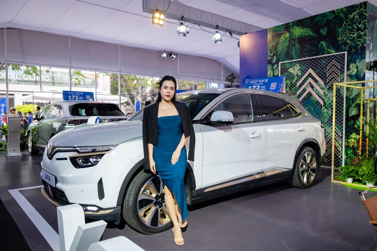 Chạy VinFast VF 8 vượt dốc cao, lội hố nước, người lái chia sẻ: ‘Không ngờ một mẫu SUV gia đình có thể đi như xe địa hình’- Ảnh 4.