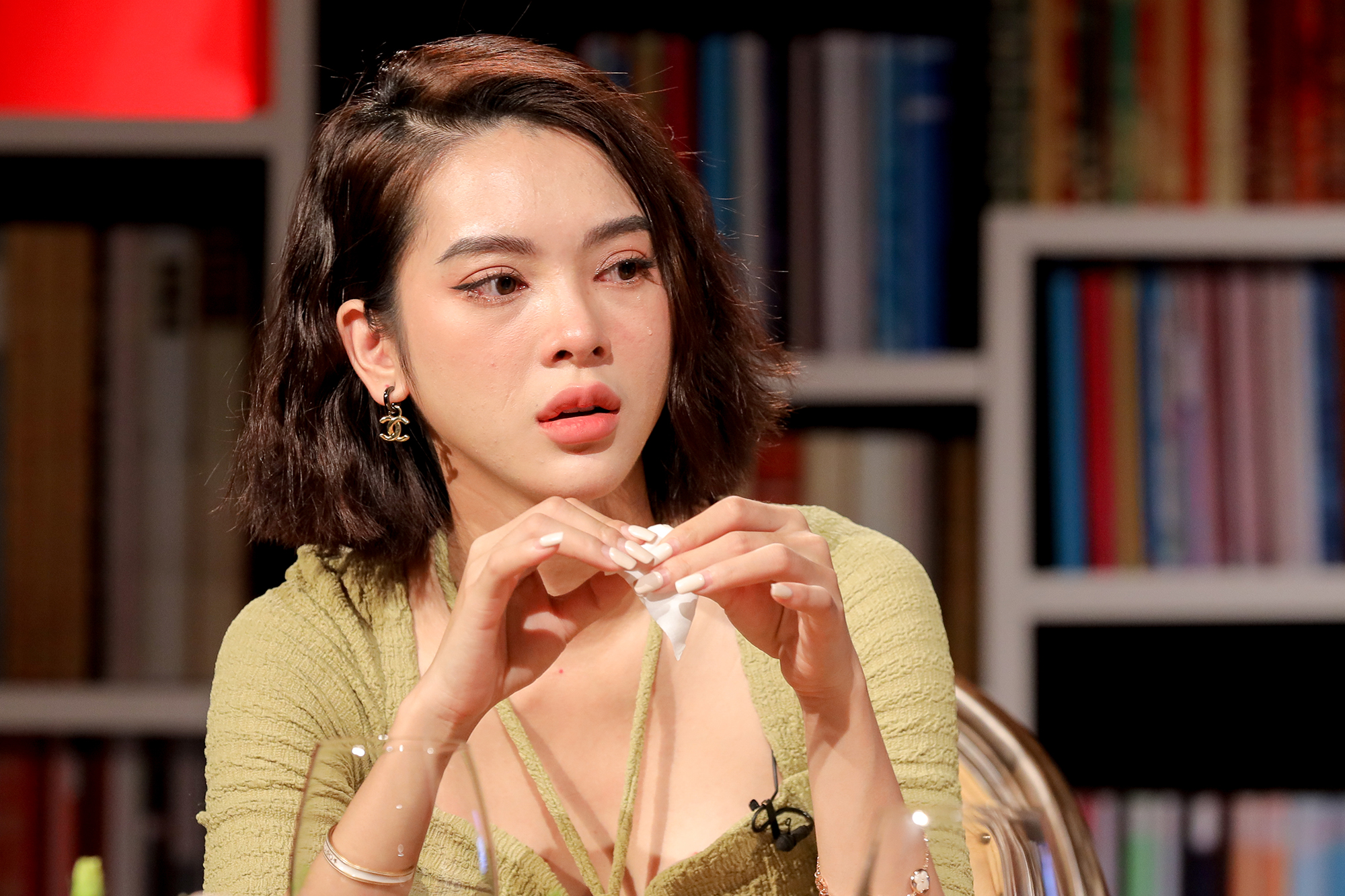 Quỳnh Lương: Từng đau đớn phát hiện chồng ngoại tình sau 2 tháng chung sống, bị trầm cảm chỉ còn nặng 39kg- Ảnh 6. Quỳnh Lương: Từng đau đớn phát hiện chồng ngoại tình sau 2 tháng chung sống, bị trầm cảm chỉ còn nặng 39kg- Ảnh 6.