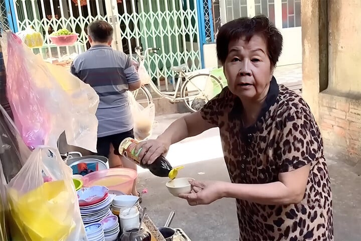 Nữ nghệ sĩ đóng vở cải lương kinh điển giờ đi bán hủ tiếu mưu sinh ở tuổi U80- Ảnh 2. Nữ nghệ sĩ đóng vở cải lương kinh điển giờ đi bán hủ tiếu mưu sinh ở tuổi U80- Ảnh 2.