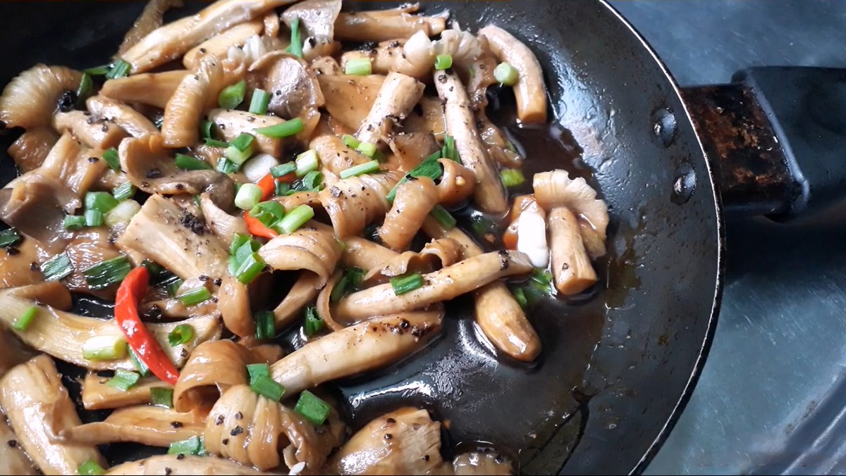Loại nấm siêu 'chảnh' mỗi năm chỉ mọc một lần trên tổ mối, giá hàng triệu đồng/kg ở miền Tây- Ảnh 2. Loại nấm siêu 'chảnh' mỗi năm chỉ mọc một lần trên tổ mối, giá hàng triệu đồng/kg ở miền Tây- Ảnh 2.