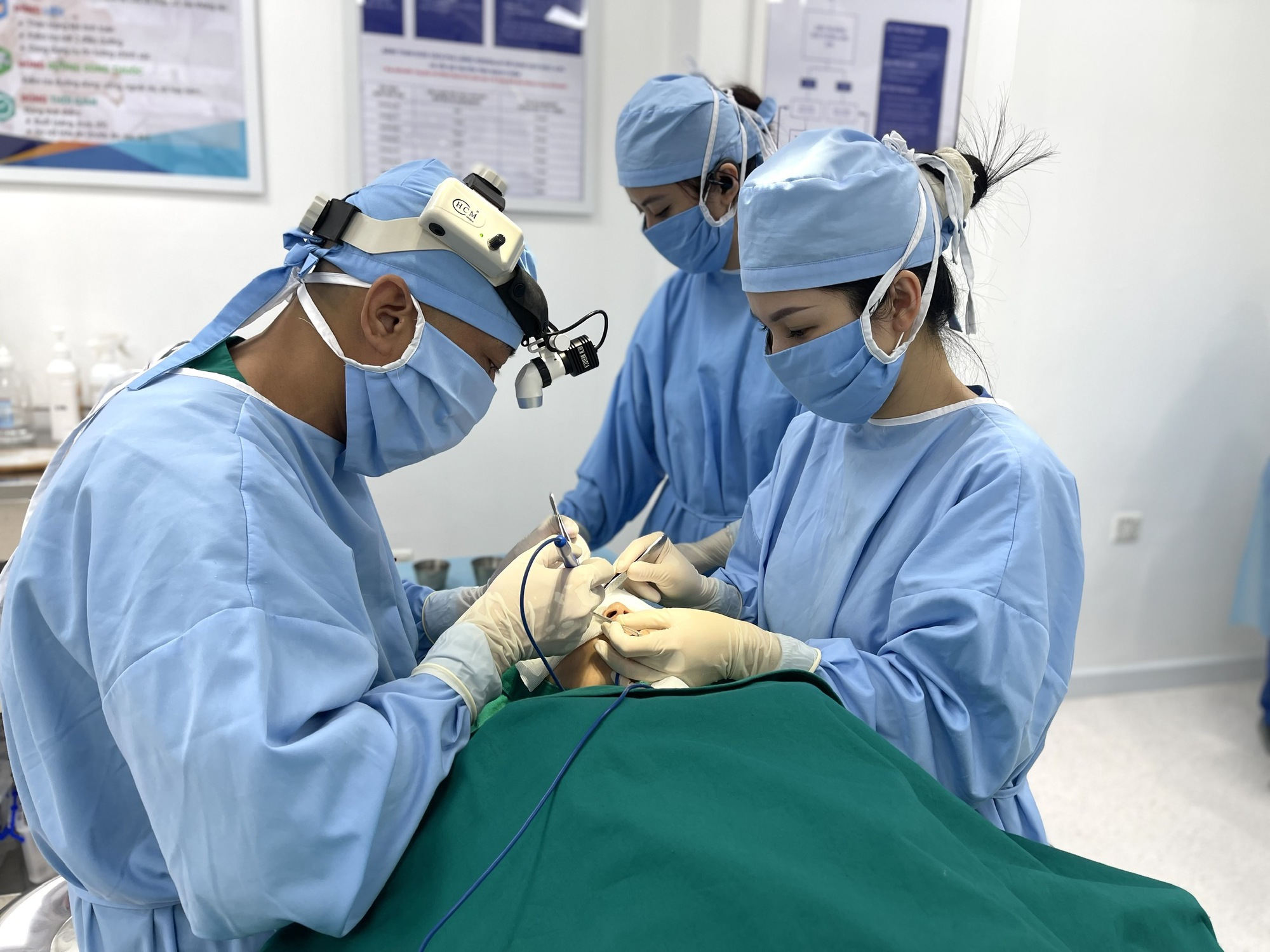 Nữ sinh 22 tuổi mắt không nhắm kín, chảy nước mắt liên tục vì thói quen làm đẹp "bất chấp" của nhiều người- Ảnh 5. Nữ sinh 22 tuổi mắt không nhắm kín, chảy nước mắt liên tục vì thói quen làm đẹp "bất chấp" của nhiều người- Ảnh 5.