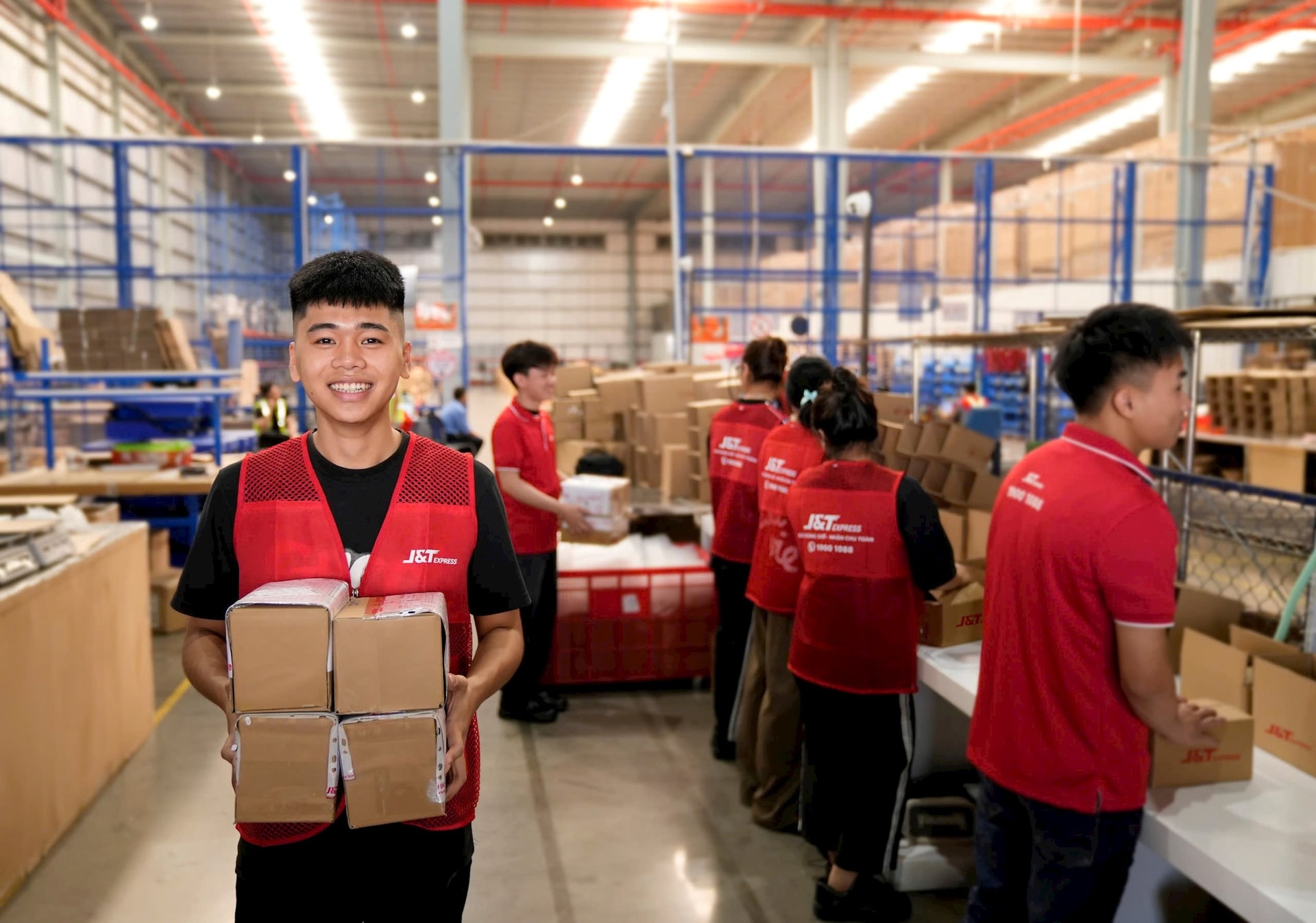 J&T Express trở thành đối tác vận chuyển các sản phẩm công nghệ cho Samsung Việt Nam- Ảnh 3. J&T Express trở thành đối tác vận chuyển các sản phẩm công nghệ cho Samsung Việt Nam- Ảnh 3.