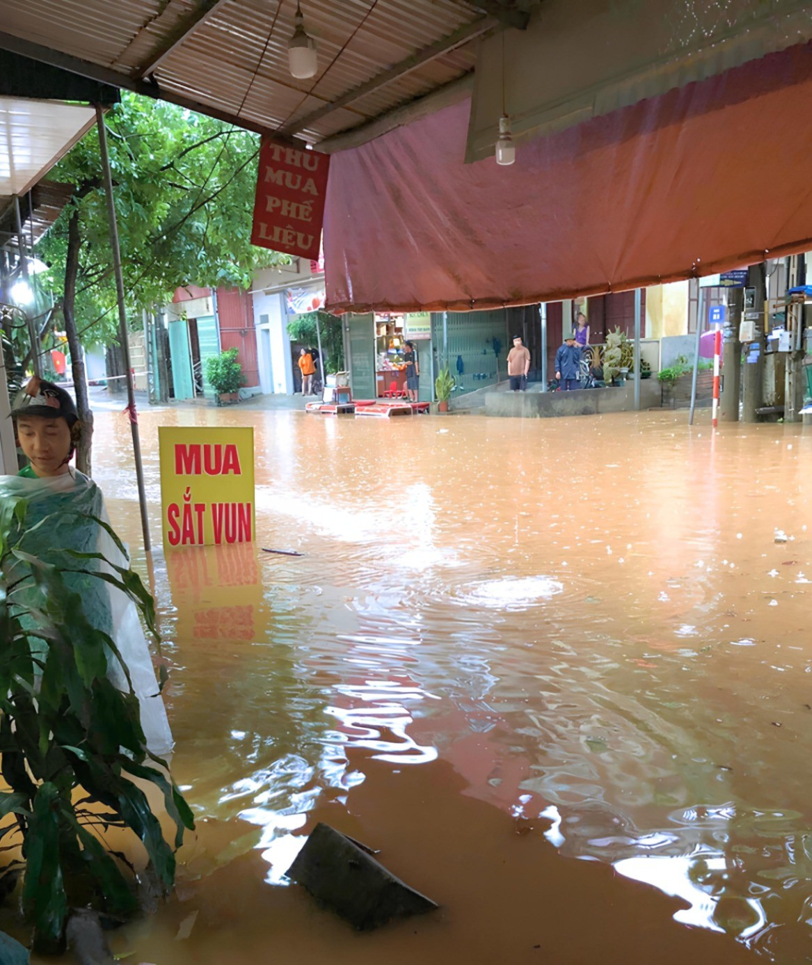 Mưa lớn tại Tuyên Quang, Yên Bái: Nhà cửa, ô tô ngập trong biển nước- Ảnh 4. Mưa lớn tại Tuyên Quang, Yên Bái: Nhà cửa, ô tô ngập trong biển nước- Ảnh 4.