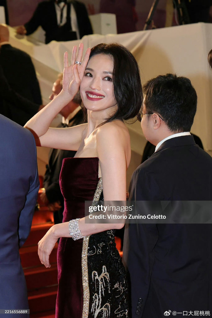 Hot lại ảnh Thư Kỳ dự Cannes 20 năm trước: Nhan sắc U50 áp đảo, không ai "lão hóa ngược" đỉnh bằng- Ảnh 3. Hot lại ảnh Thư Kỳ dự Cannes 20 năm trước: Nhan sắc U50 áp đảo, không ai "lão hóa ngược" đỉnh bằng- Ảnh 3.