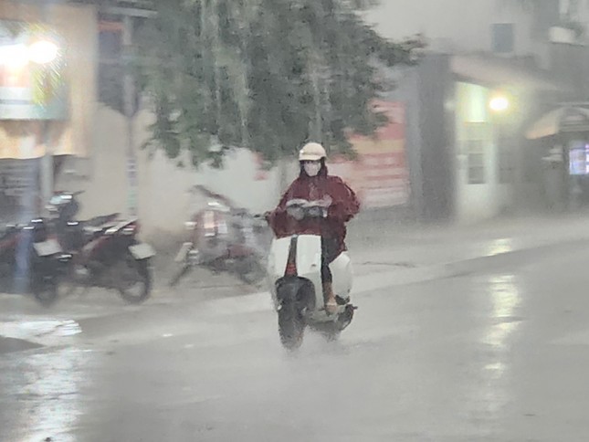 Đợt mưa lớn ở TPHCM có thể kéo dài đến cuối tháng 5- Ảnh 3. Đợt mưa lớn ở TPHCM có thể kéo dài đến cuối tháng 5- Ảnh 3.