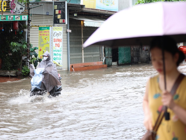 Hà Nội sáng nay: Nhiều tuyến phố hóa sông, người dân đội mưa lội nước đi làm từ 7h sáng- Ảnh 2. Hà Nội sáng nay: Nhiều tuyến phố hóa sông, người dân đội mưa lội nước đi làm từ 7h sáng- Ảnh 2.