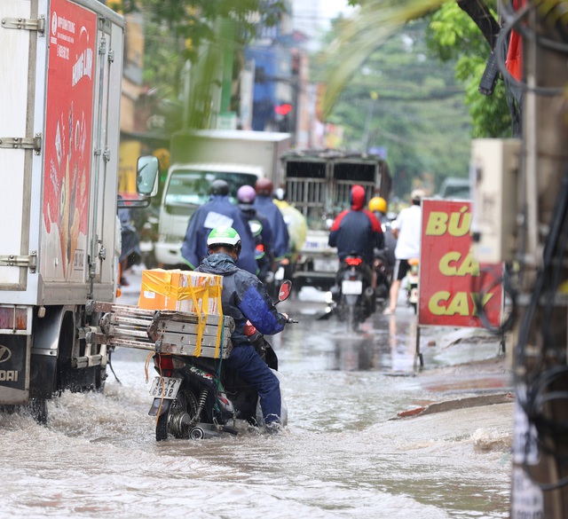 Hà Nội sáng nay: Nhiều tuyến phố hóa sông, người dân đội mưa lội nước đi làm từ 7h sáng- Ảnh 3. Hà Nội sáng nay: Nhiều tuyến phố hóa sông, người dân đội mưa lội nước đi làm từ 7h sáng- Ảnh 3.