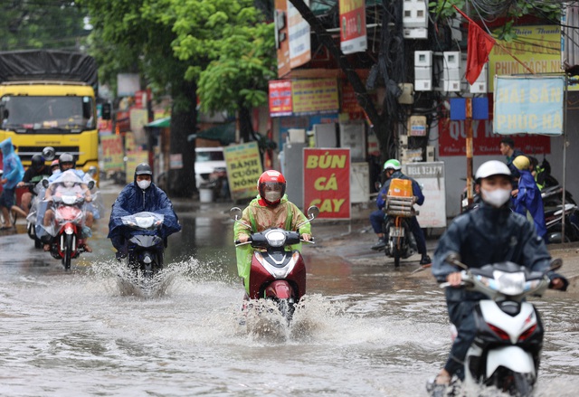 Hà Nội sáng nay: Nhiều tuyến phố hóa sông, người dân đội mưa lội nước đi làm từ 7h sáng- Ảnh 5. Hà Nội sáng nay: Nhiều tuyến phố hóa sông, người dân đội mưa lội nước đi làm từ 7h sáng- Ảnh 5.