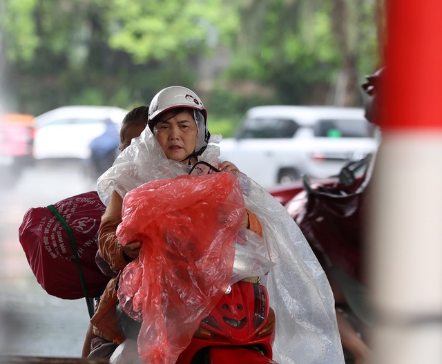 Hà Nội sáng nay: Nhiều tuyến phố hóa sông, người dân đội mưa lội nước đi làm từ 7h sáng- Ảnh 6. Hà Nội sáng nay: Nhiều tuyến phố hóa sông, người dân đội mưa lội nước đi làm từ 7h sáng- Ảnh 6.