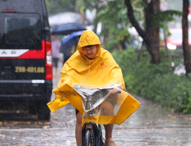 Hà Nội sáng nay: Nhiều tuyến phố hóa sông, người dân đội mưa lội nước đi làm từ 7h sáng- Ảnh 9. Hà Nội sáng nay: Nhiều tuyến phố hóa sông, người dân đội mưa lội nước đi làm từ 7h sáng- Ảnh 9.