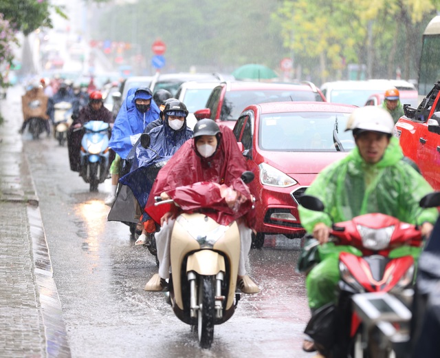 Hà Nội sáng nay: Nhiều tuyến phố hóa sông, người dân đội mưa lội nước đi làm từ 7h sáng- Ảnh 4. Hà Nội sáng nay: Nhiều tuyến phố hóa sông, người dân đội mưa lội nước đi làm từ 7h sáng- Ảnh 4.