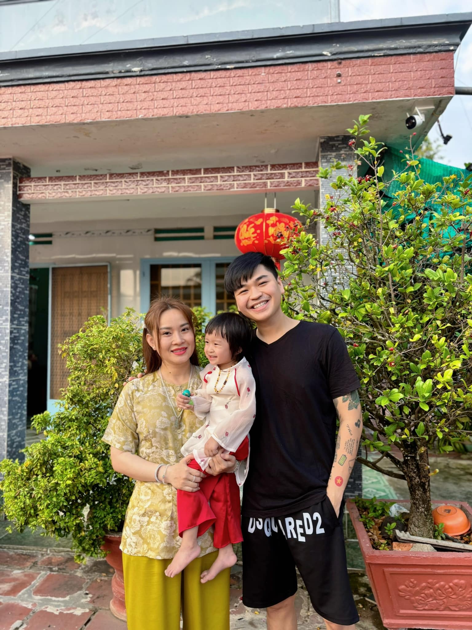 Nam ca sĩ Việt quấn quýt bên vợ hơn 8 tuổi, có 2 con riêng như thuở mới yêu- Ảnh 6. Nam ca sĩ Việt quấn quýt bên vợ hơn 8 tuổi, có 2 con riêng như thuở mới yêu- Ảnh 6.