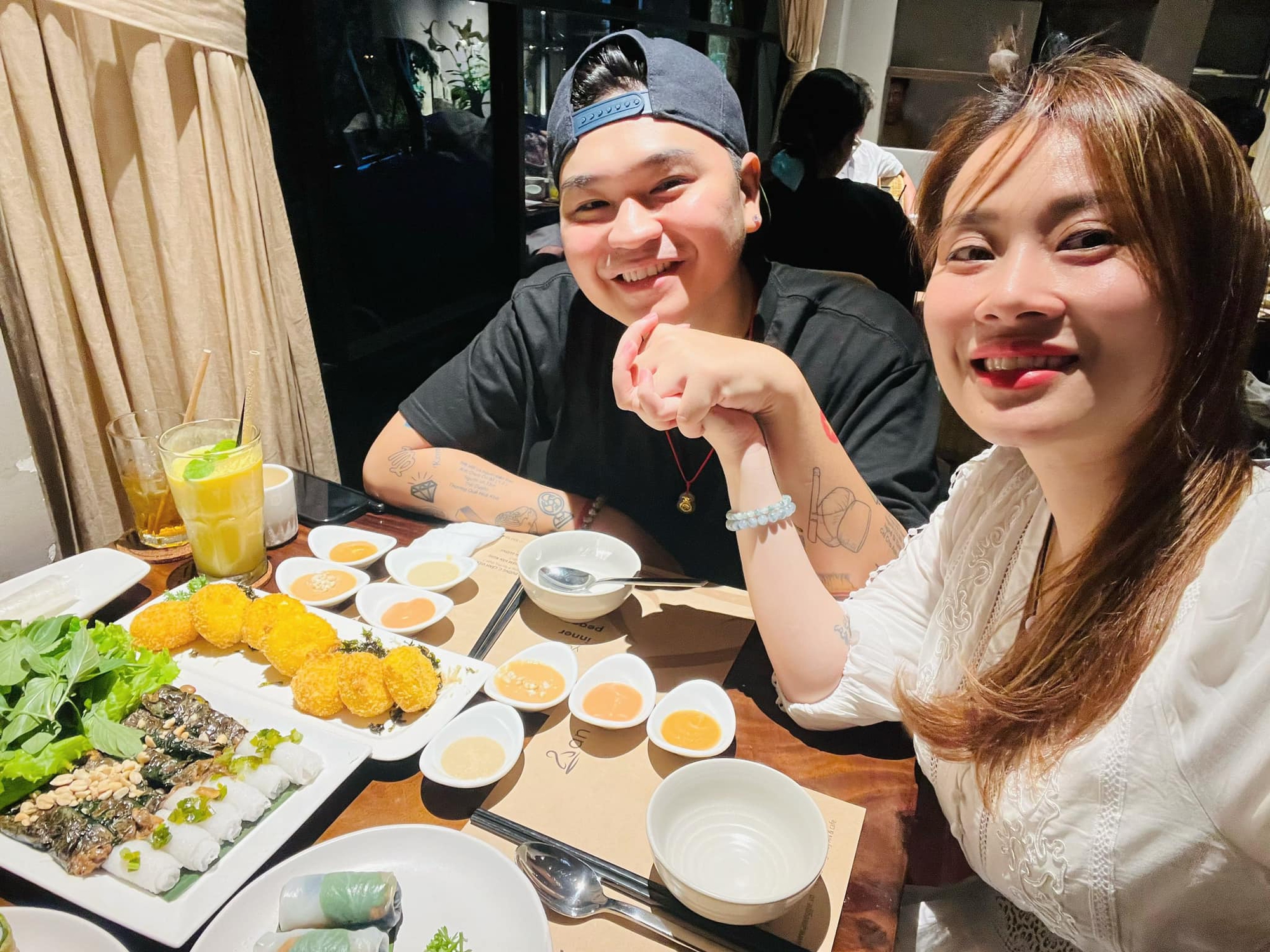 Nam ca sĩ Việt quấn quýt bên vợ hơn 8 tuổi, có 2 con riêng như thuở mới yêu- Ảnh 3. Nam ca sĩ Việt quấn quýt bên vợ hơn 8 tuổi, có 2 con riêng như thuở mới yêu- Ảnh 3.