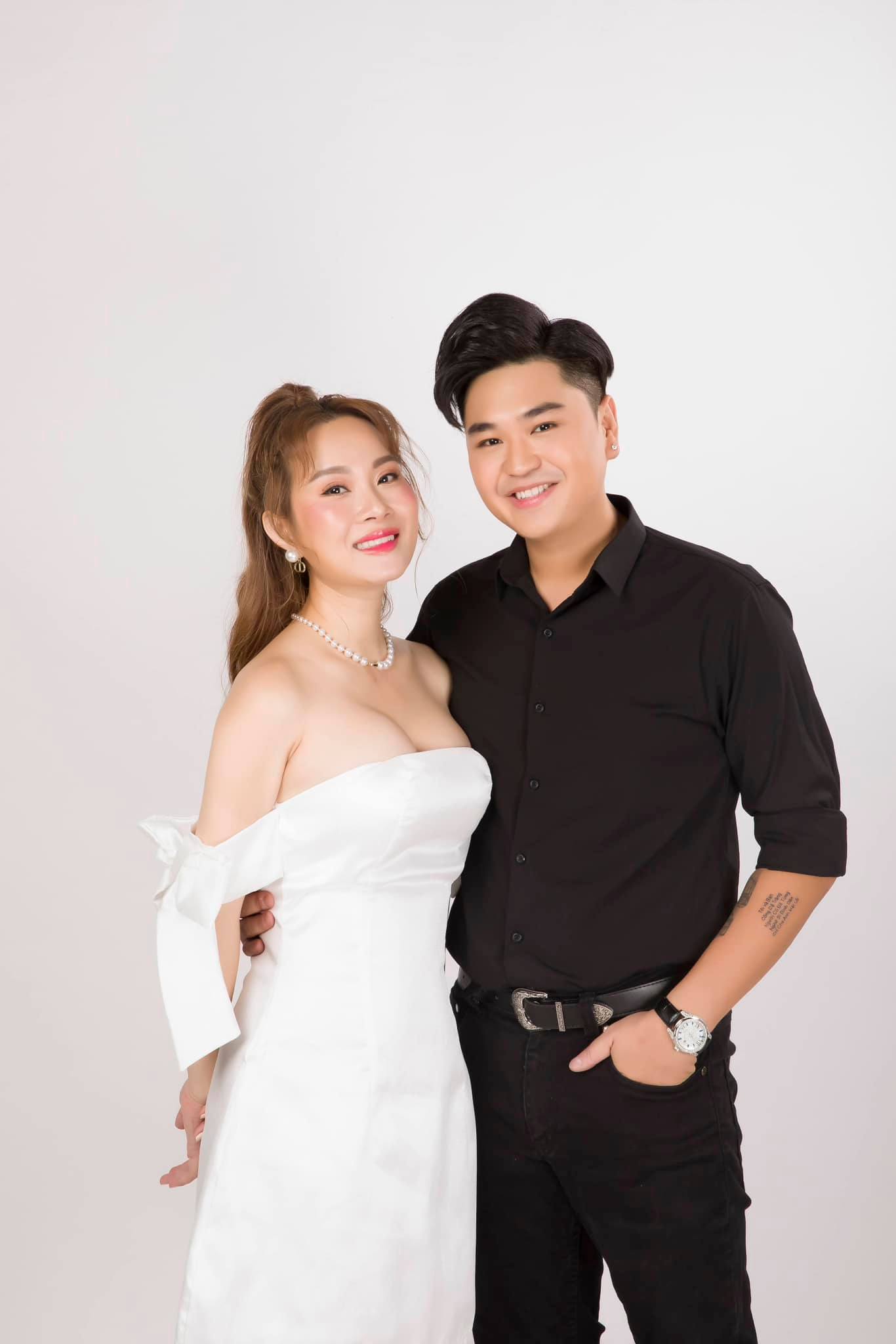 Nam ca sĩ Việt quấn quýt bên vợ hơn 8 tuổi, có 2 con riêng như thuở mới yêu- Ảnh 7. Nam ca sĩ Việt quấn quýt bên vợ hơn 8 tuổi, có 2 con riêng như thuở mới yêu- Ảnh 7.