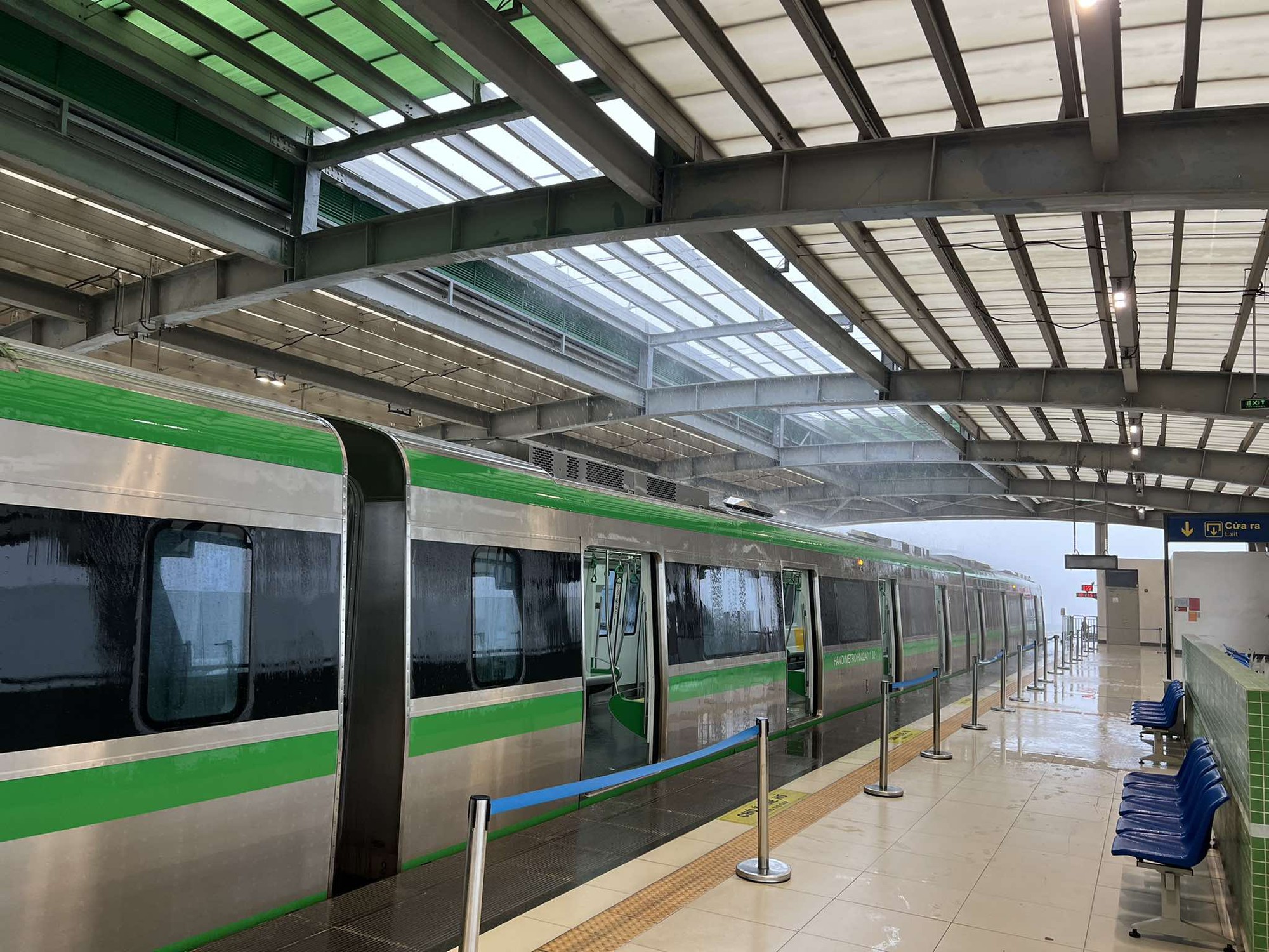 Lãnh đạo Hanoi Metro nói gì về sự việc nước mưa chảy lênh láng ở nhà ga tàu Cát Linh - Hà Đông?- Ảnh 1. Lãnh đạo Hanoi Metro nói gì về sự việc nước mưa chảy lênh láng ở nhà ga tàu Cát Linh - Hà Đông?- Ảnh 1.