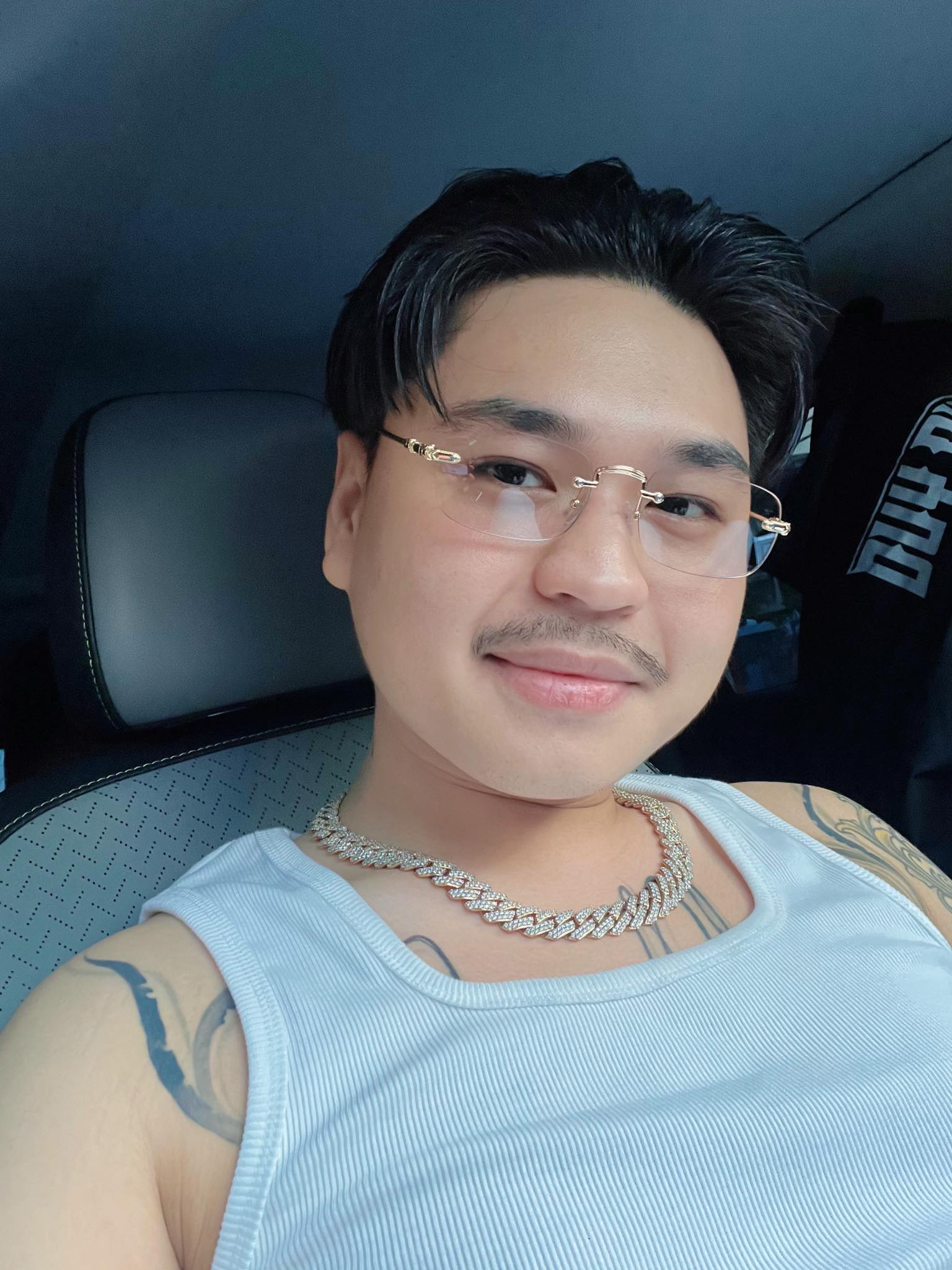 Nam ca sĩ Việt quấn quýt bên vợ hơn 8 tuổi, có 2 con riêng như thuở mới yêu- Ảnh 1. Nam ca sĩ Việt quấn quýt bên vợ hơn 8 tuổi, có 2 con riêng như thuở mới yêu- Ảnh 1.