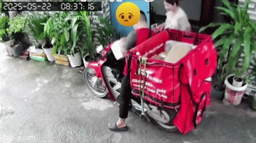 Xót xa hình ảnh nam shipper ngất xỉu ngay trên xe khi đang giao hàng cho khách- Ảnh 1. Xót xa hình ảnh nam shipper ngất xỉu ngay trên xe khi đang giao hàng cho khách- Ảnh 1.