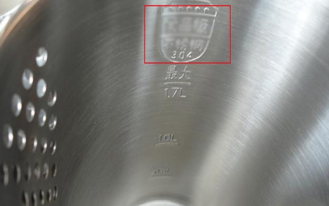 Tiếc mấy cũng vứt ngay 4 loại ấm siêu tốc này! Mỗi ngụm nước uống vào là mỗi lần nuốt mầm mống ung thư- Ảnh 2. Tiếc mấy cũng vứt ngay 4 loại ấm siêu tốc này! Mỗi ngụm nước uống vào là mỗi lần nuốt mầm mống ung thư- Ảnh 2.