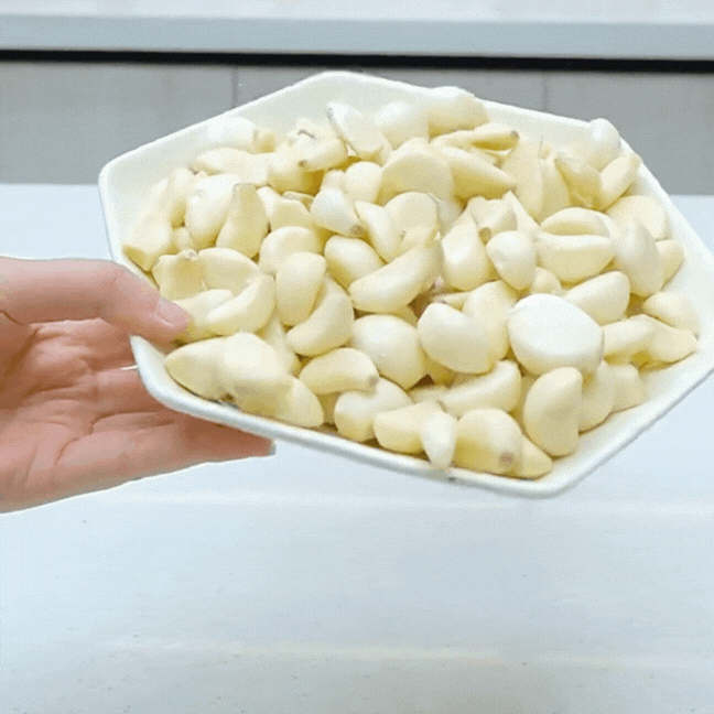 Cách bảo quản tỏi bằng đông lạnh đang được cả mạng xã hội chia sẻ: Đơn giản mà hiệu quả bất ngờ!- Ảnh 3. Cách bảo quản tỏi bằng đông lạnh đang được cả mạng xã hội chia sẻ: Đơn giản mà hiệu quả bất ngờ!- Ảnh 3.
