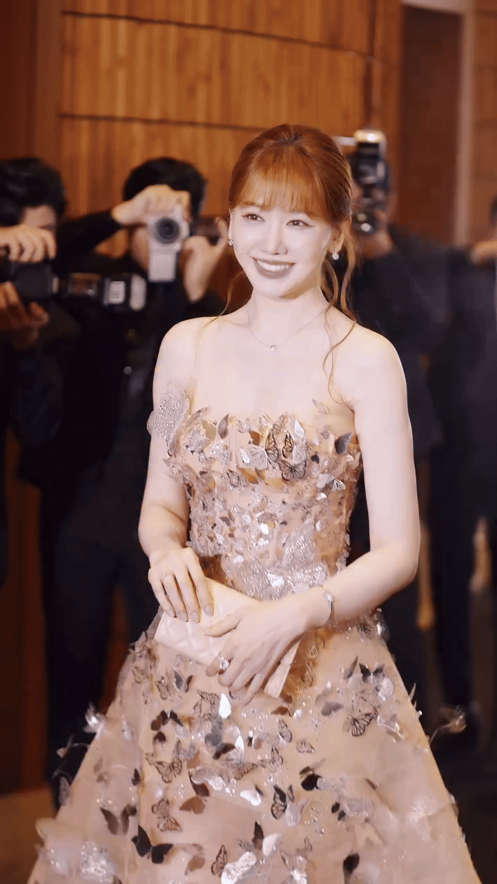 Hari Won và Nhã Phương bỗng dưng bị so bì nhan sắc: 2 mỹ nhân U40 hot nhất Vbiz ai hơn ai?- Ảnh 4. Hari Won và Nhã Phương bỗng dưng bị so bì nhan sắc: 2 mỹ nhân U40 hot nhất Vbiz ai hơn ai?- Ảnh 4.