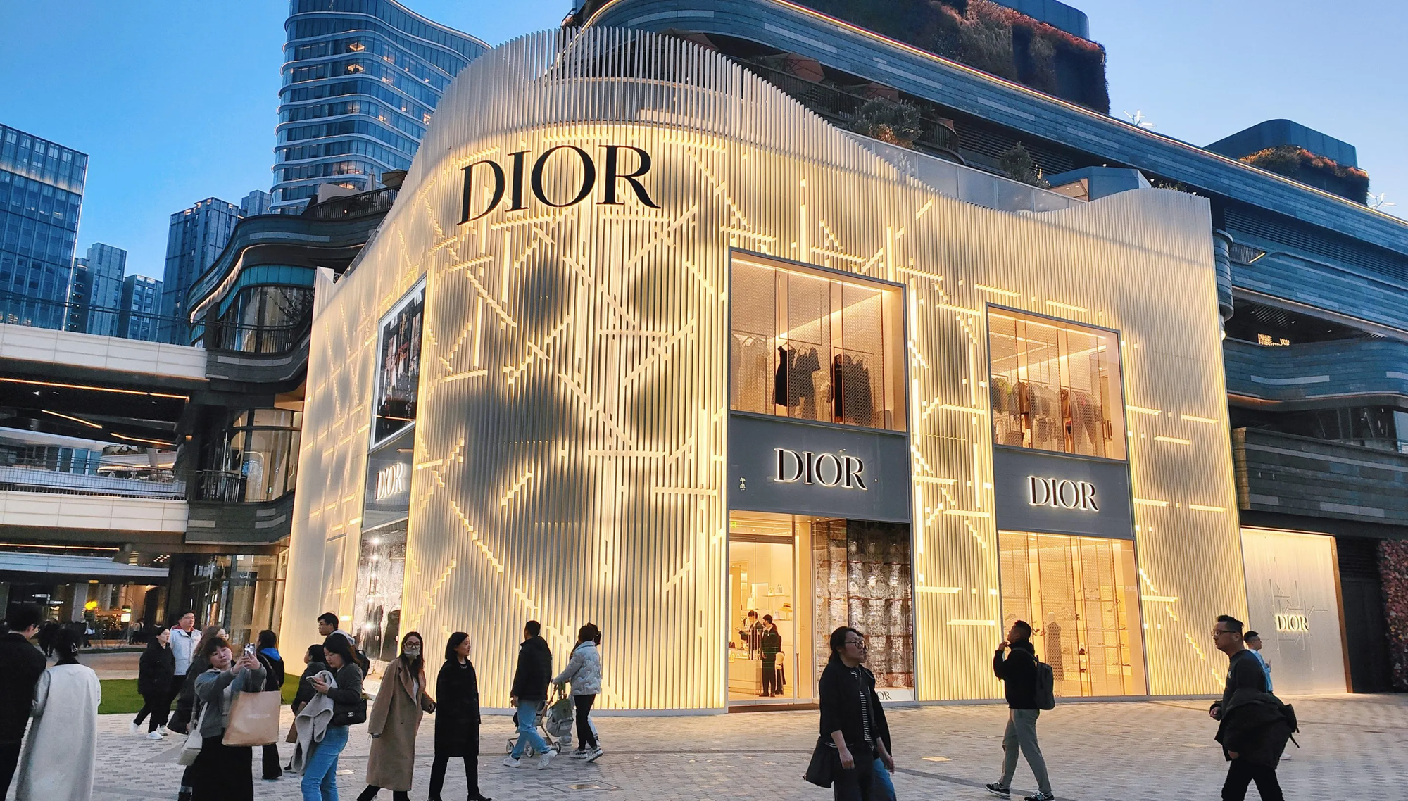 Lùm xùm xưởng sản xuất cho Dior điều kiện tệ, nhân công rẻ mạt đã có kết quả: Dior mất gì?- Ảnh 1. Lùm xùm xưởng sản xuất cho Dior điều kiện tệ, nhân công rẻ mạt đã có kết quả: Dior mất gì?- Ảnh 1.