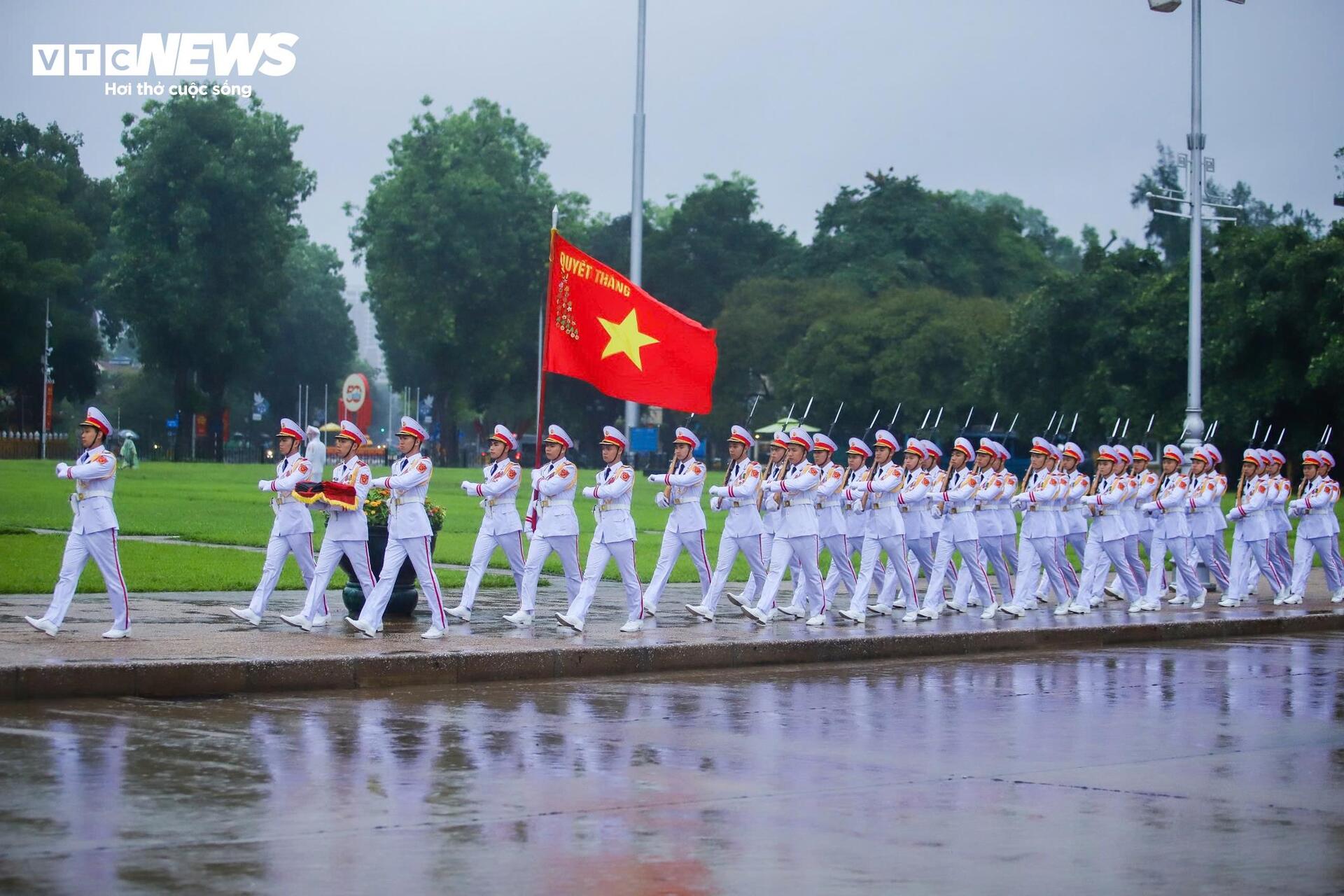 Hà Nội đồng loạt treo cờ rủ tưởng niệm nguyên Chủ tịch nước Trần Đức Lương- Ảnh 1. Hà Nội đồng loạt treo cờ rủ tưởng niệm nguyên Chủ tịch nước Trần Đức Lương- Ảnh 1.