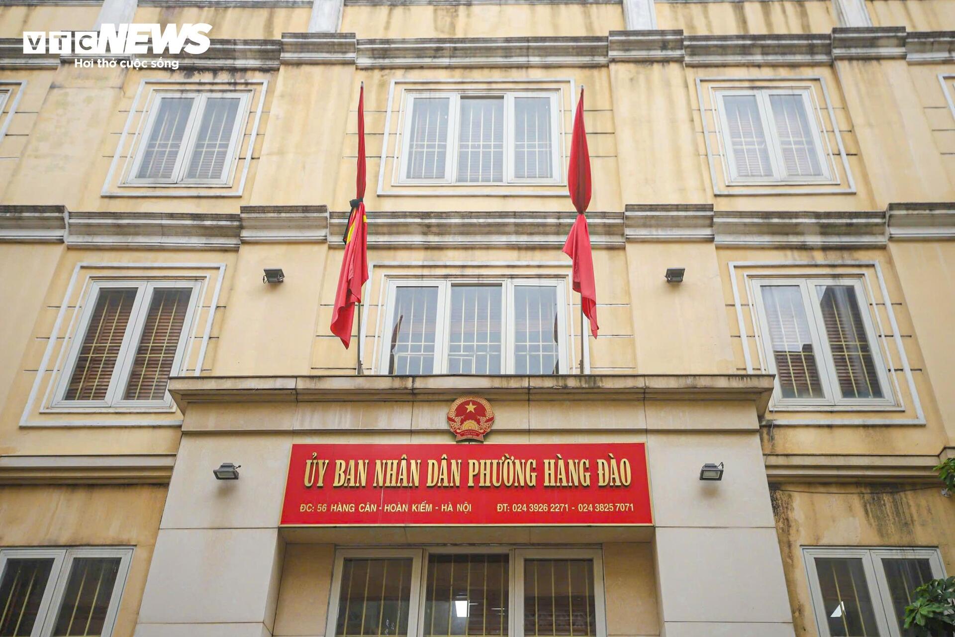 Hà Nội đồng loạt treo cờ rủ tưởng niệm nguyên Chủ tịch nước Trần Đức Lương- Ảnh 10. Hà Nội đồng loạt treo cờ rủ tưởng niệm nguyên Chủ tịch nước Trần Đức Lương- Ảnh 10.