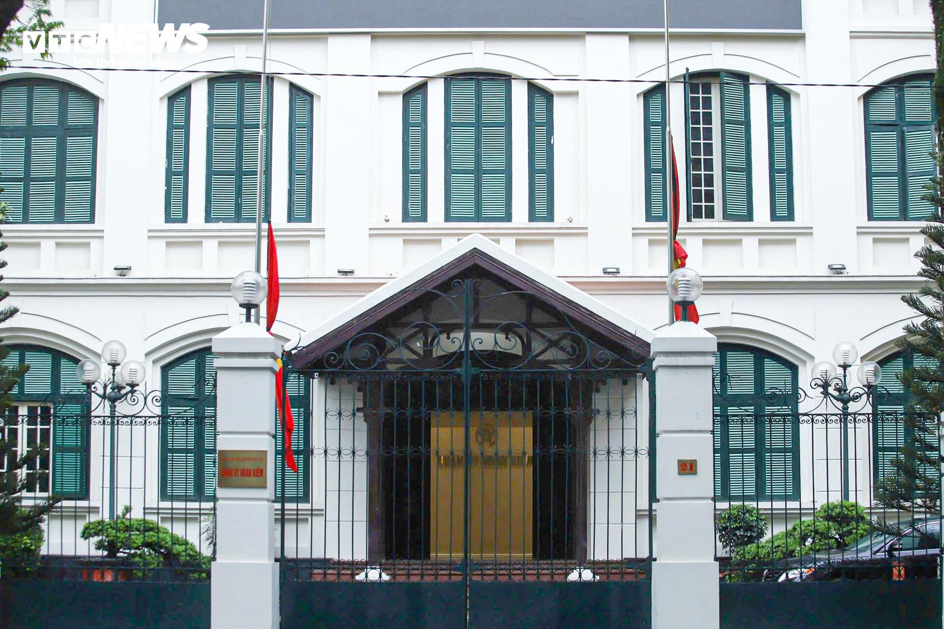 Hà Nội đồng loạt treo cờ rủ tưởng niệm nguyên Chủ tịch nước Trần Đức Lương- Ảnh 12. Hà Nội đồng loạt treo cờ rủ tưởng niệm nguyên Chủ tịch nước Trần Đức Lương- Ảnh 12.