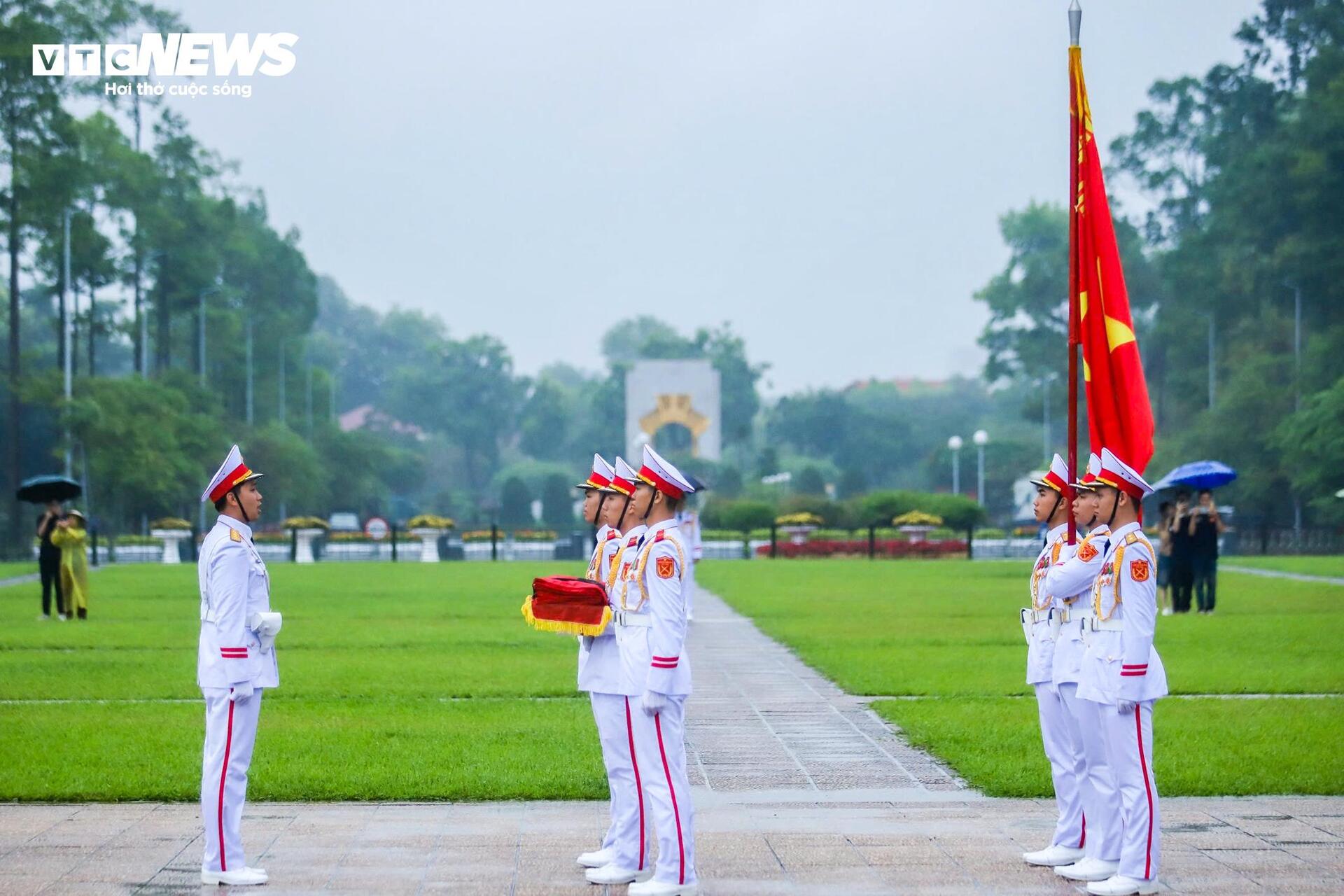 Hà Nội đồng loạt treo cờ rủ tưởng niệm nguyên Chủ tịch nước Trần Đức Lương- Ảnh 2. Hà Nội đồng loạt treo cờ rủ tưởng niệm nguyên Chủ tịch nước Trần Đức Lương- Ảnh 2.