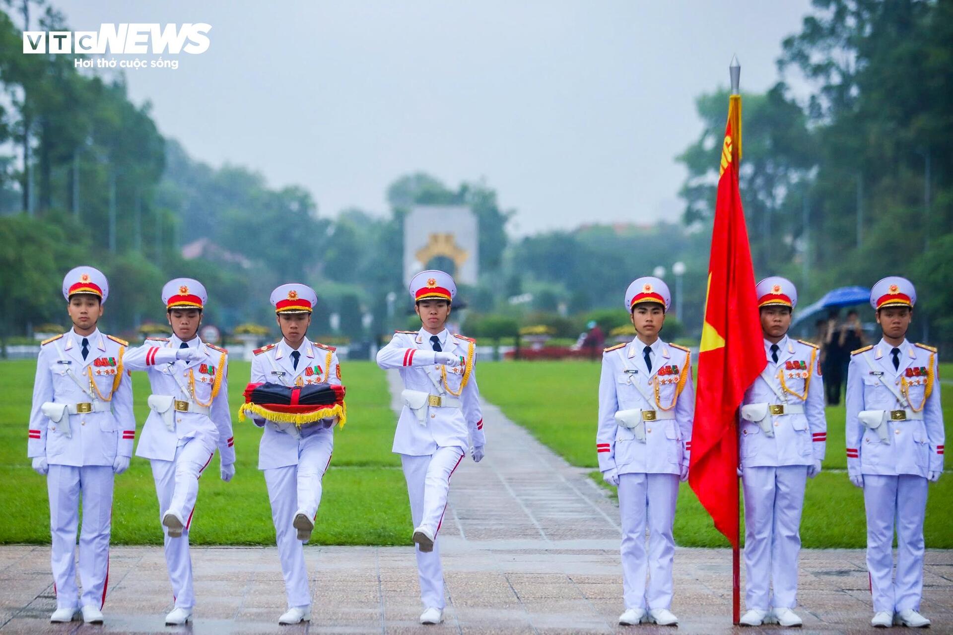 Hà Nội đồng loạt treo cờ rủ tưởng niệm nguyên Chủ tịch nước Trần Đức Lương- Ảnh 3. Hà Nội đồng loạt treo cờ rủ tưởng niệm nguyên Chủ tịch nước Trần Đức Lương- Ảnh 3.