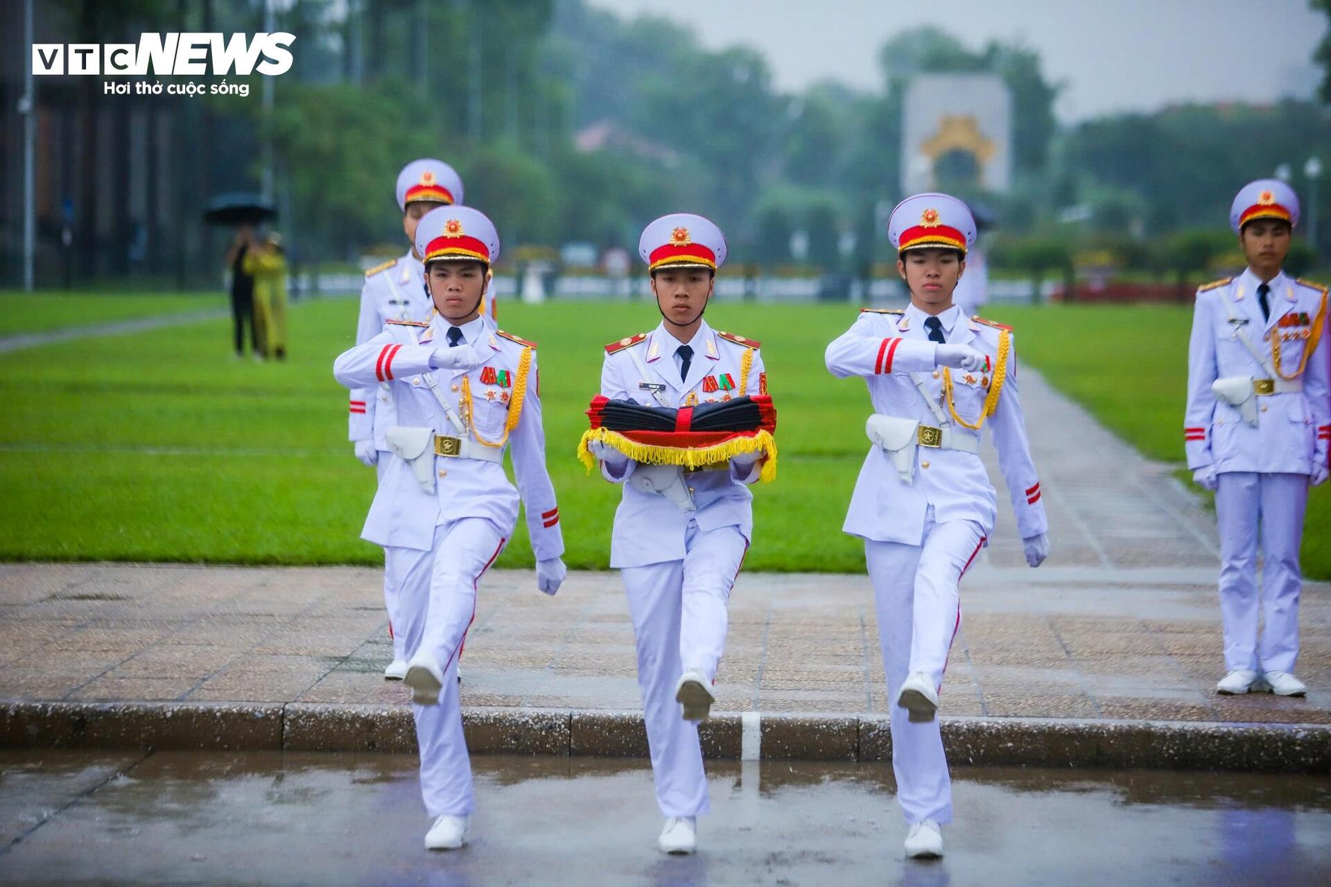 Hà Nội đồng loạt treo cờ rủ tưởng niệm nguyên Chủ tịch nước Trần Đức Lương- Ảnh 4. Hà Nội đồng loạt treo cờ rủ tưởng niệm nguyên Chủ tịch nước Trần Đức Lương- Ảnh 4.