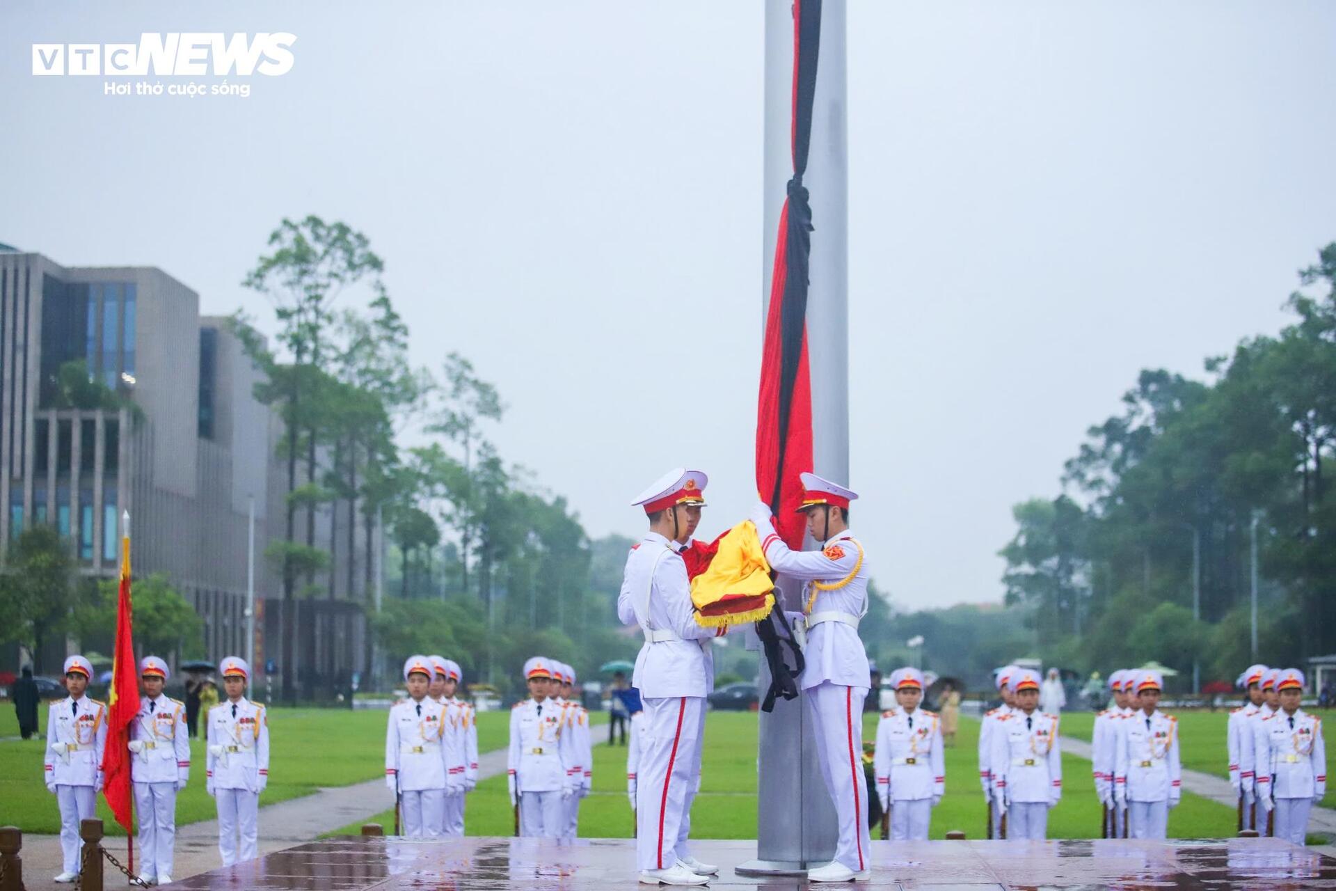 Hà Nội đồng loạt treo cờ rủ tưởng niệm nguyên Chủ tịch nước Trần Đức Lương- Ảnh 5. Hà Nội đồng loạt treo cờ rủ tưởng niệm nguyên Chủ tịch nước Trần Đức Lương- Ảnh 5.