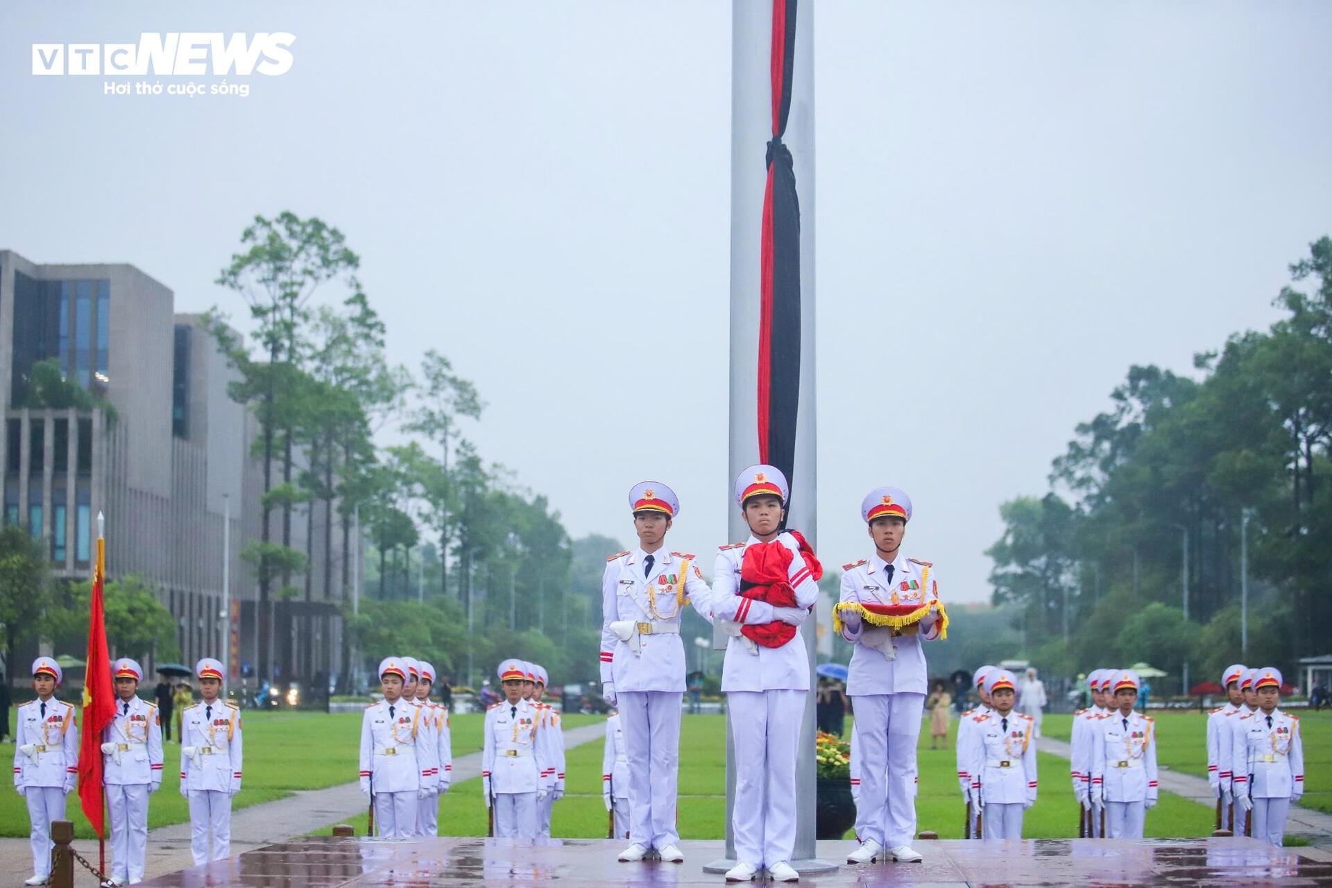 Hà Nội đồng loạt treo cờ rủ tưởng niệm nguyên Chủ tịch nước Trần Đức Lương- Ảnh 6. Hà Nội đồng loạt treo cờ rủ tưởng niệm nguyên Chủ tịch nước Trần Đức Lương- Ảnh 6.