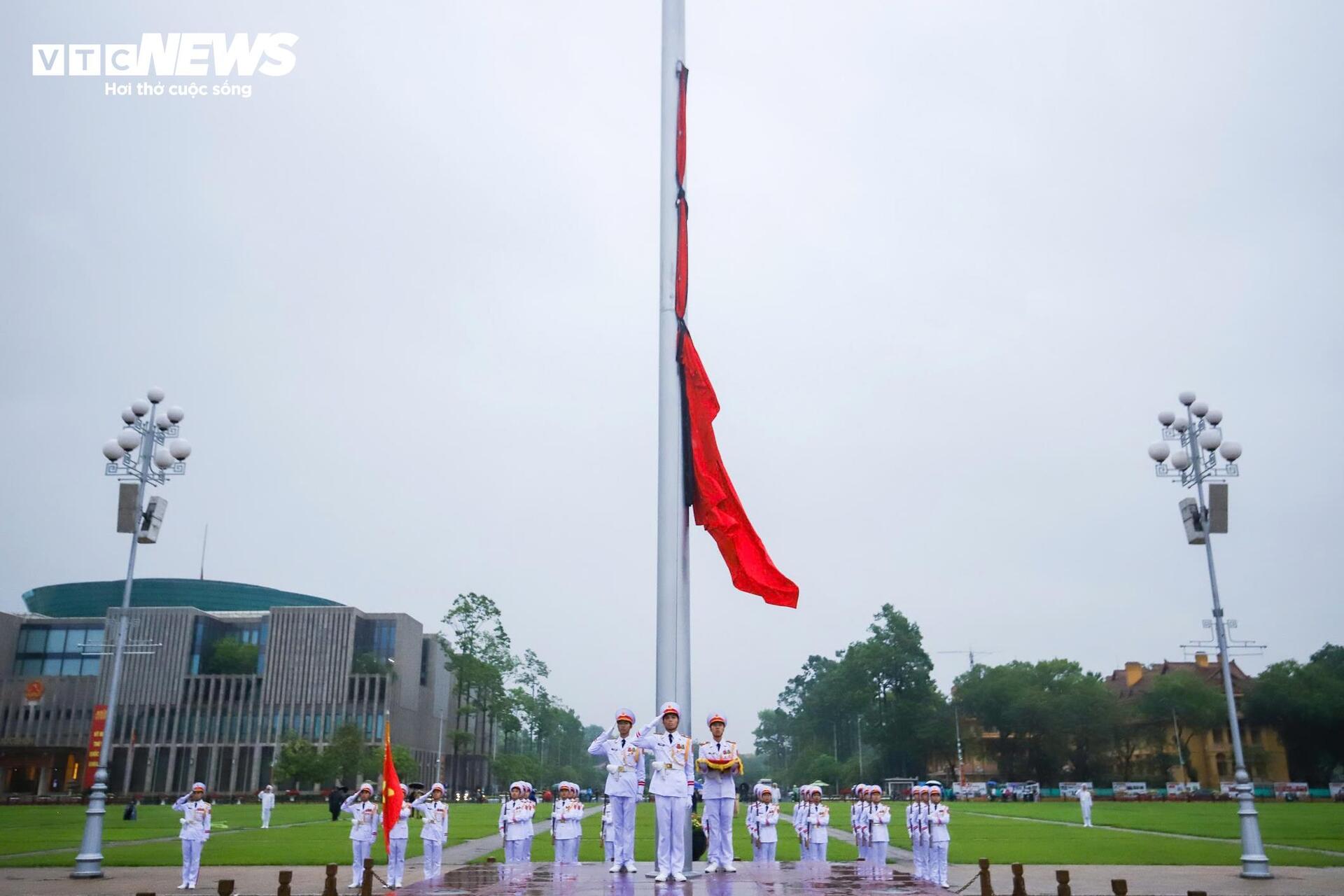 Hà Nội đồng loạt treo cờ rủ tưởng niệm nguyên Chủ tịch nước Trần Đức Lương- Ảnh 7. Hà Nội đồng loạt treo cờ rủ tưởng niệm nguyên Chủ tịch nước Trần Đức Lương- Ảnh 7.