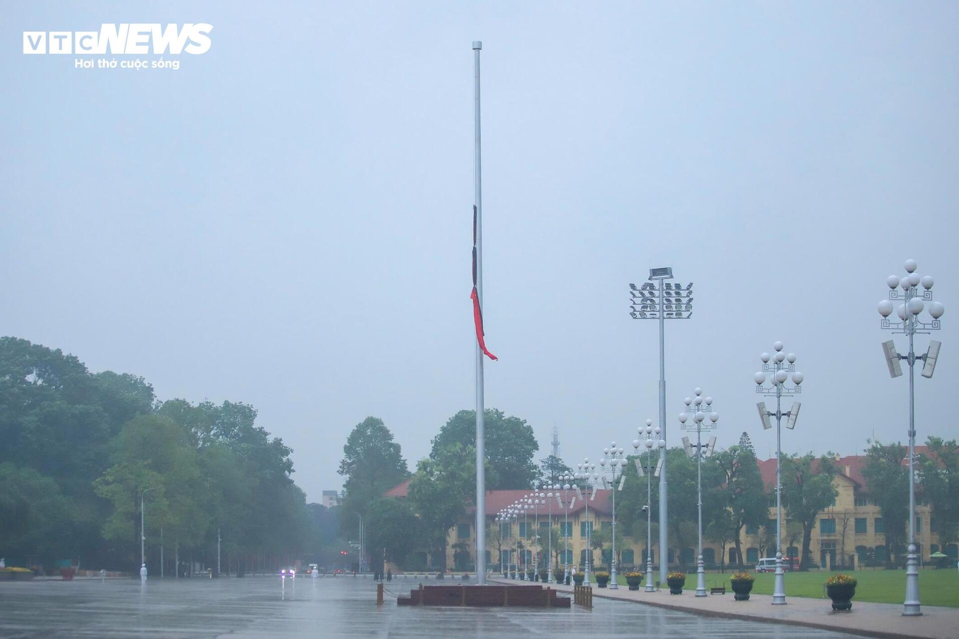 Hà Nội đồng loạt treo cờ rủ tưởng niệm nguyên Chủ tịch nước Trần Đức Lương- Ảnh 8. Hà Nội đồng loạt treo cờ rủ tưởng niệm nguyên Chủ tịch nước Trần Đức Lương- Ảnh 8.
