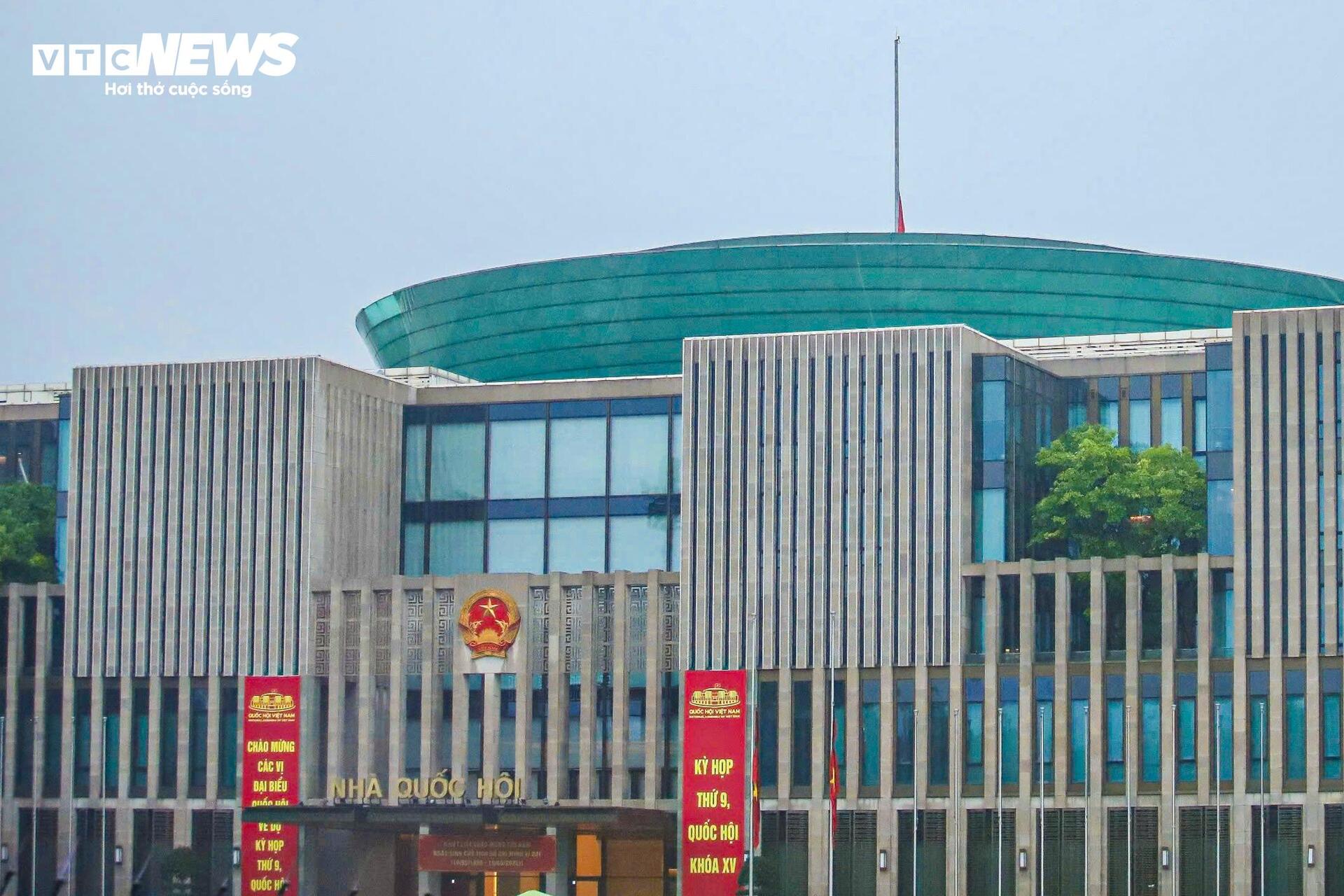 Hà Nội đồng loạt treo cờ rủ tưởng niệm nguyên Chủ tịch nước Trần Đức Lương- Ảnh 9. Hà Nội đồng loạt treo cờ rủ tưởng niệm nguyên Chủ tịch nước Trần Đức Lương- Ảnh 9.
