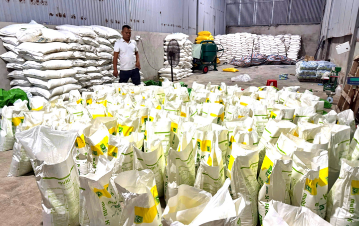 Đột kích xưởng phân bón lậu ở Đồng Nai, đóng gói bằng nguyên liệu Trung Quốc- Ảnh 1. Đột kích xưởng phân bón lậu ở Đồng Nai, đóng gói bằng nguyên liệu Trung Quốc- Ảnh 1.