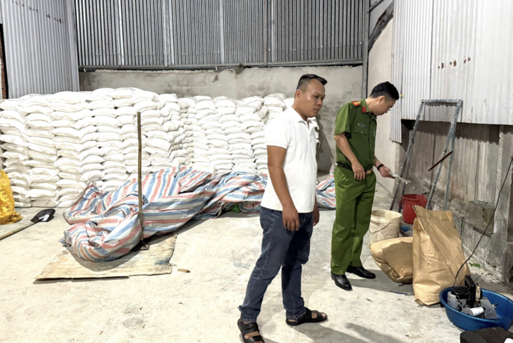 Đột kích xưởng phân bón lậu ở Đồng Nai, đóng gói bằng nguyên liệu Trung Quốc- Ảnh 3. Đột kích xưởng phân bón lậu ở Đồng Nai, đóng gói bằng nguyên liệu Trung Quốc- Ảnh 3.
