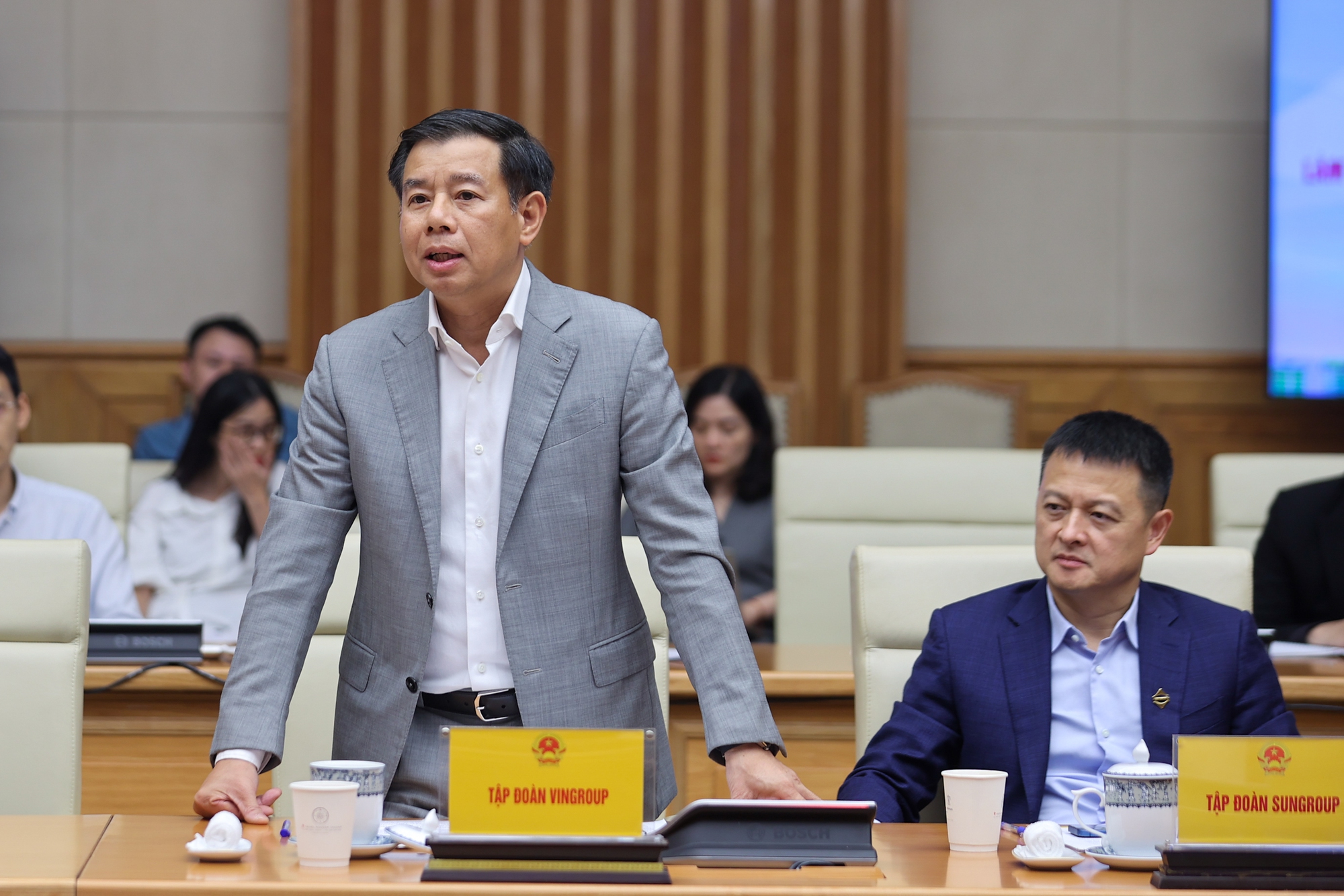Họp với lãnh đạo Vingroup, Sungroup... Thủ tướng yêu cầu đảm bảo để mọi người dân Việt Nam đều có một thứ- Ảnh 4. Họp với lãnh đạo Vingroup, Sungroup... Thủ tướng yêu cầu đảm bảo để mọi người dân Việt Nam đều có một thứ- Ảnh 4.